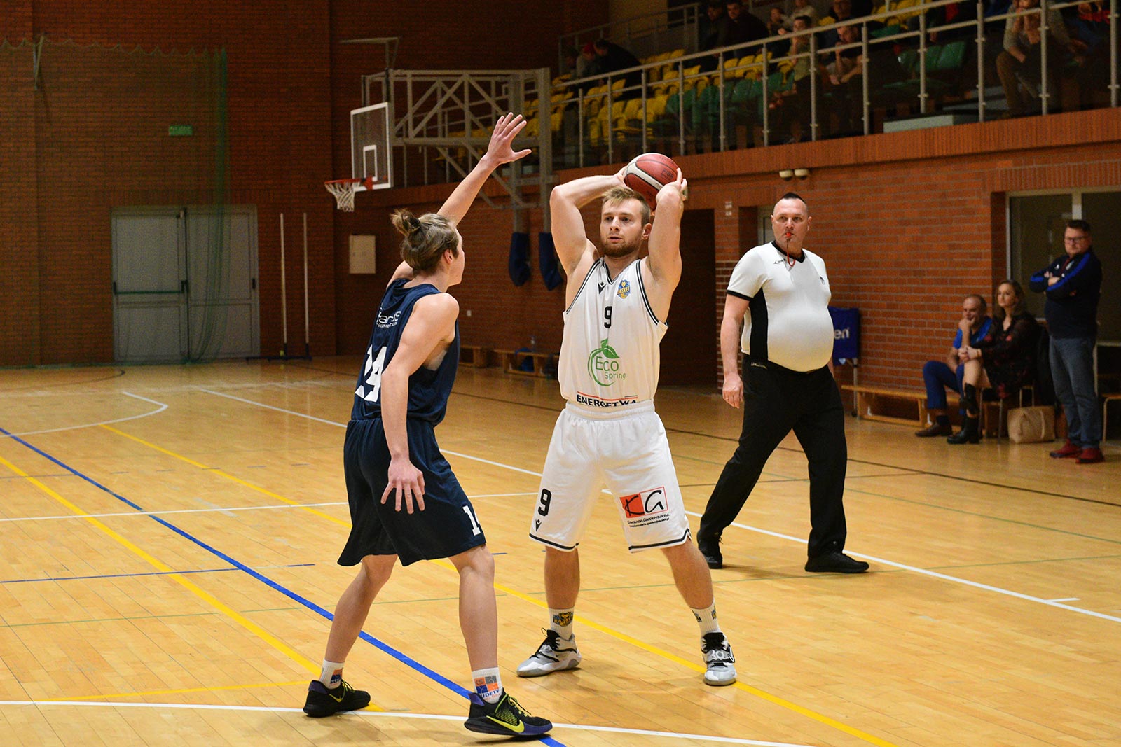 Basket Legnica rzuca ponad sto punktów i zwycięża