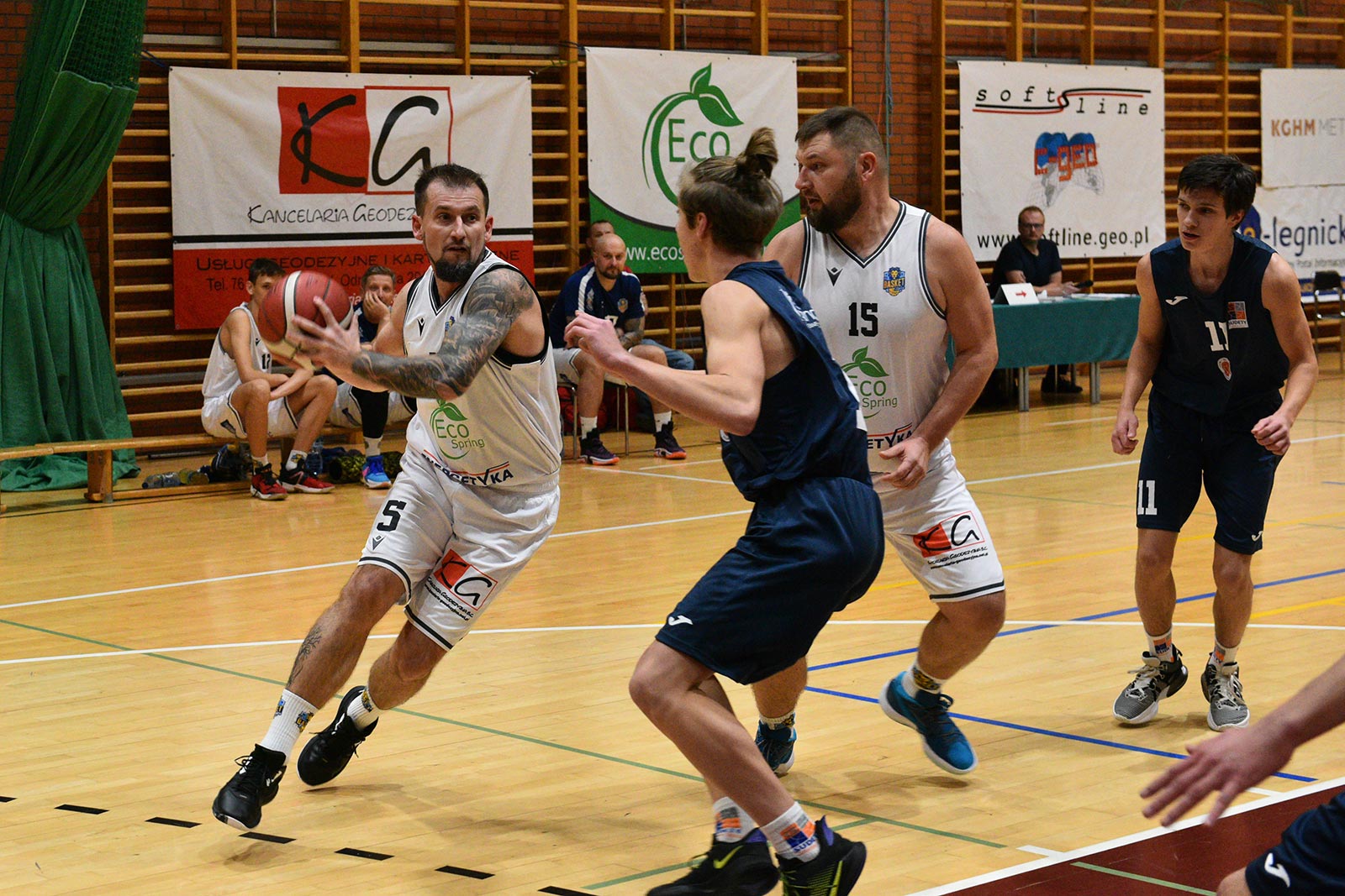 Basket Legnica rzuca ponad sto punktów i zwycięża