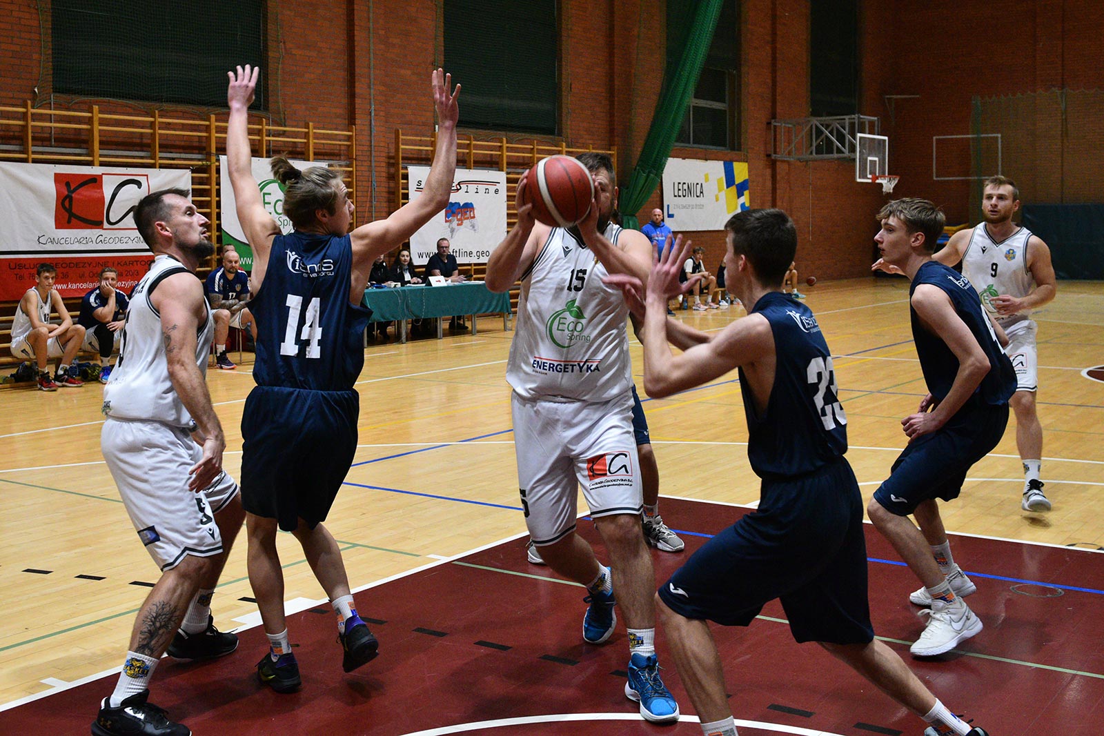 Basket Legnica rzuca ponad sto punktów i zwycięża