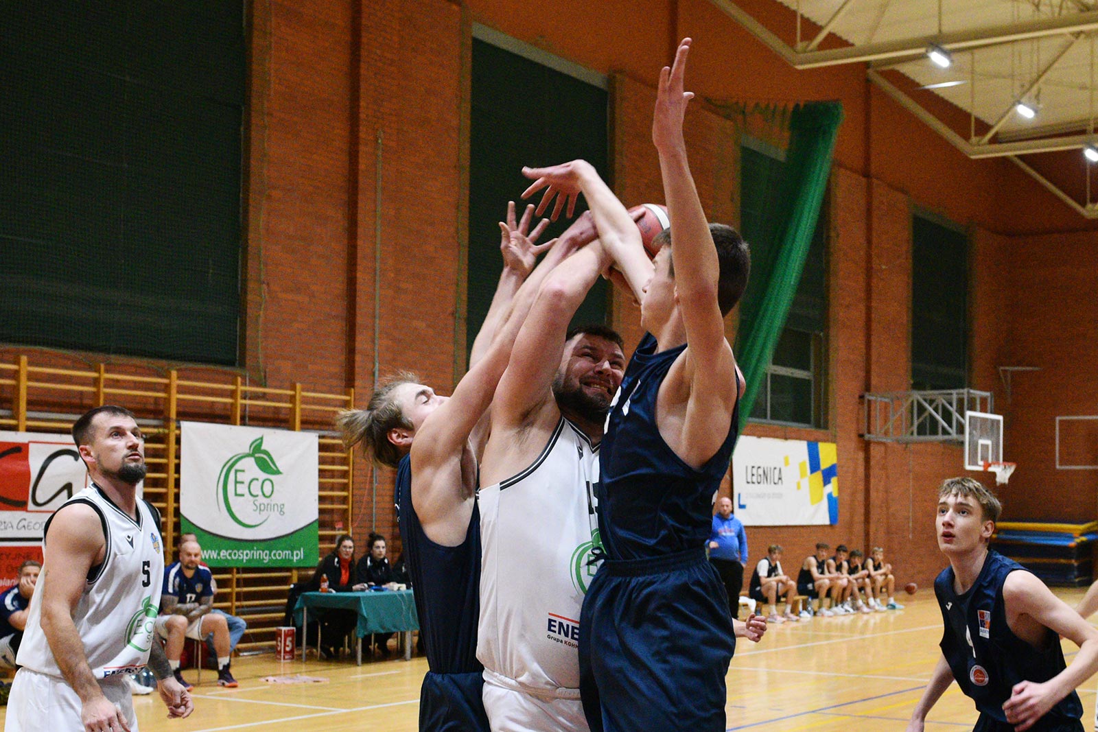 Basket Legnica rzuca ponad sto punktów i zwycięża