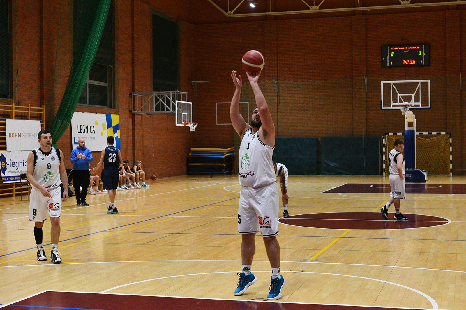 Basket Legnica rzuca ponad sto punktów i zwycięża