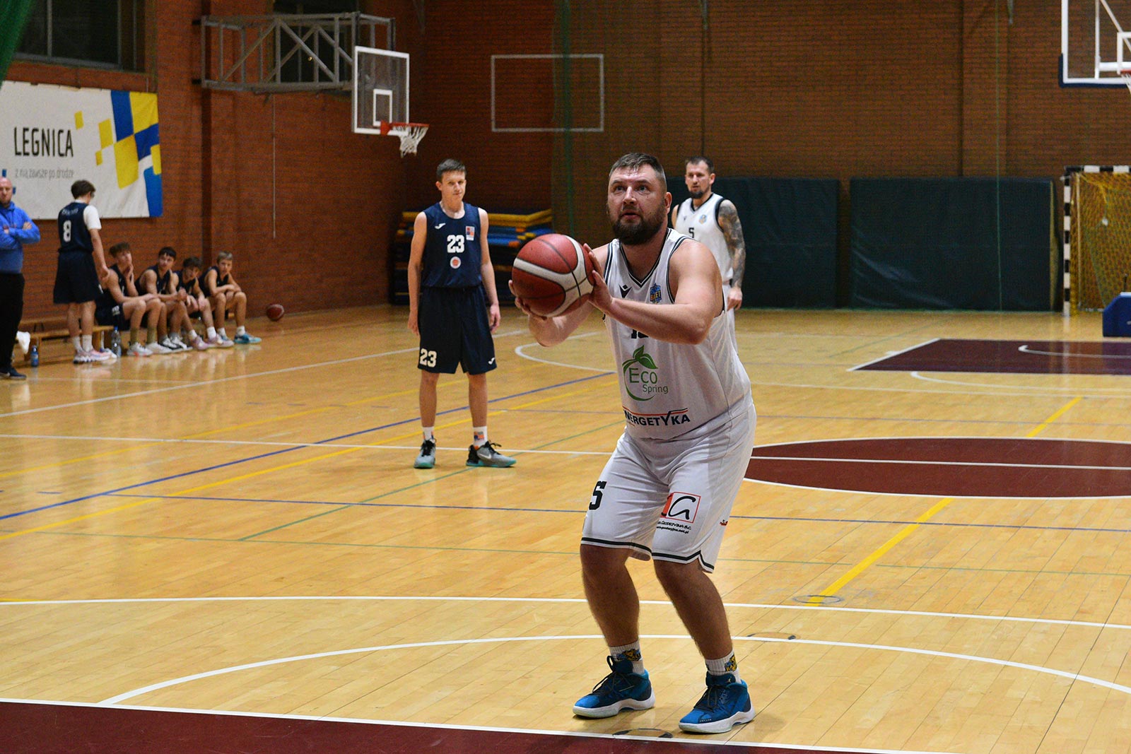 Basket Legnica rzuca ponad sto punktów i zwycięża