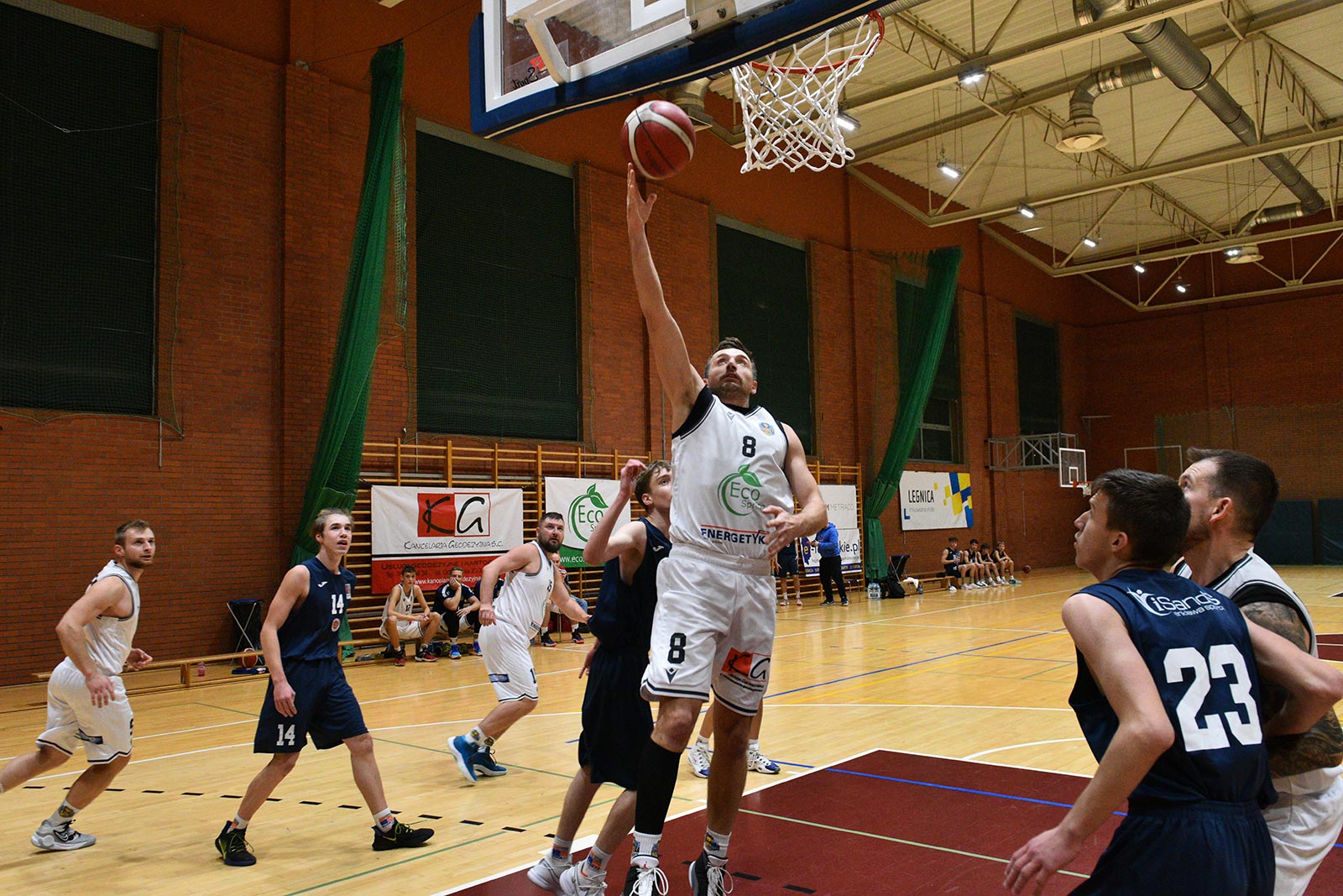 Basket Legnica rzuca ponad sto punktów i zwycięża