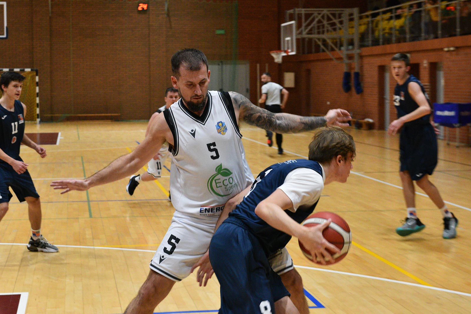 Basket Legnica rzuca ponad sto punktów i zwycięża