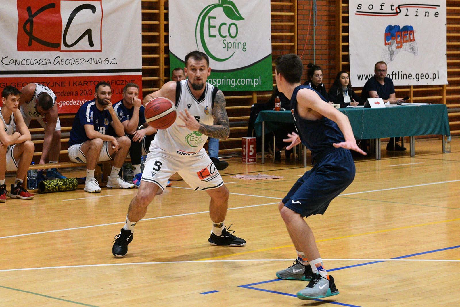 Basket Legnica rzuca ponad sto punktów i zwycięża