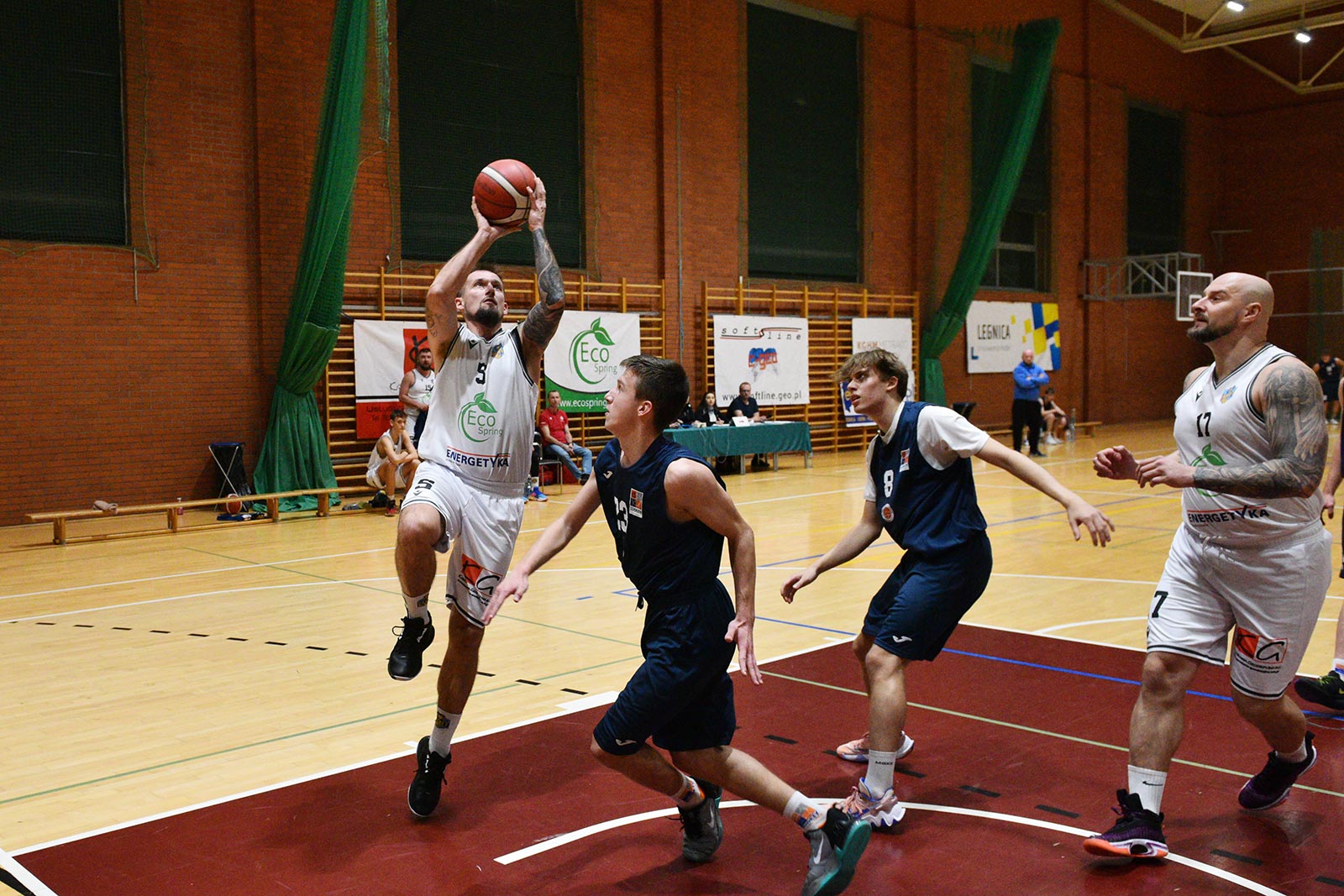 Basket Legnica rzuca ponad sto punktów i zwycięża
