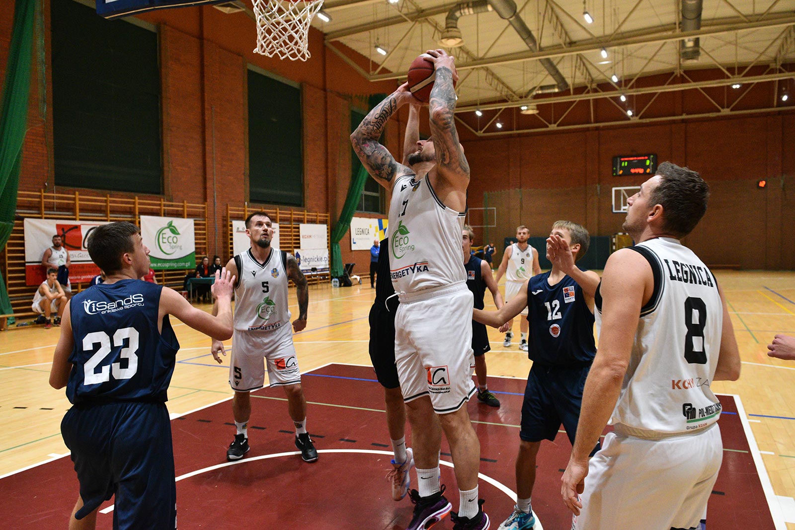 Basket Legnica rzuca ponad sto punktów i zwycięża