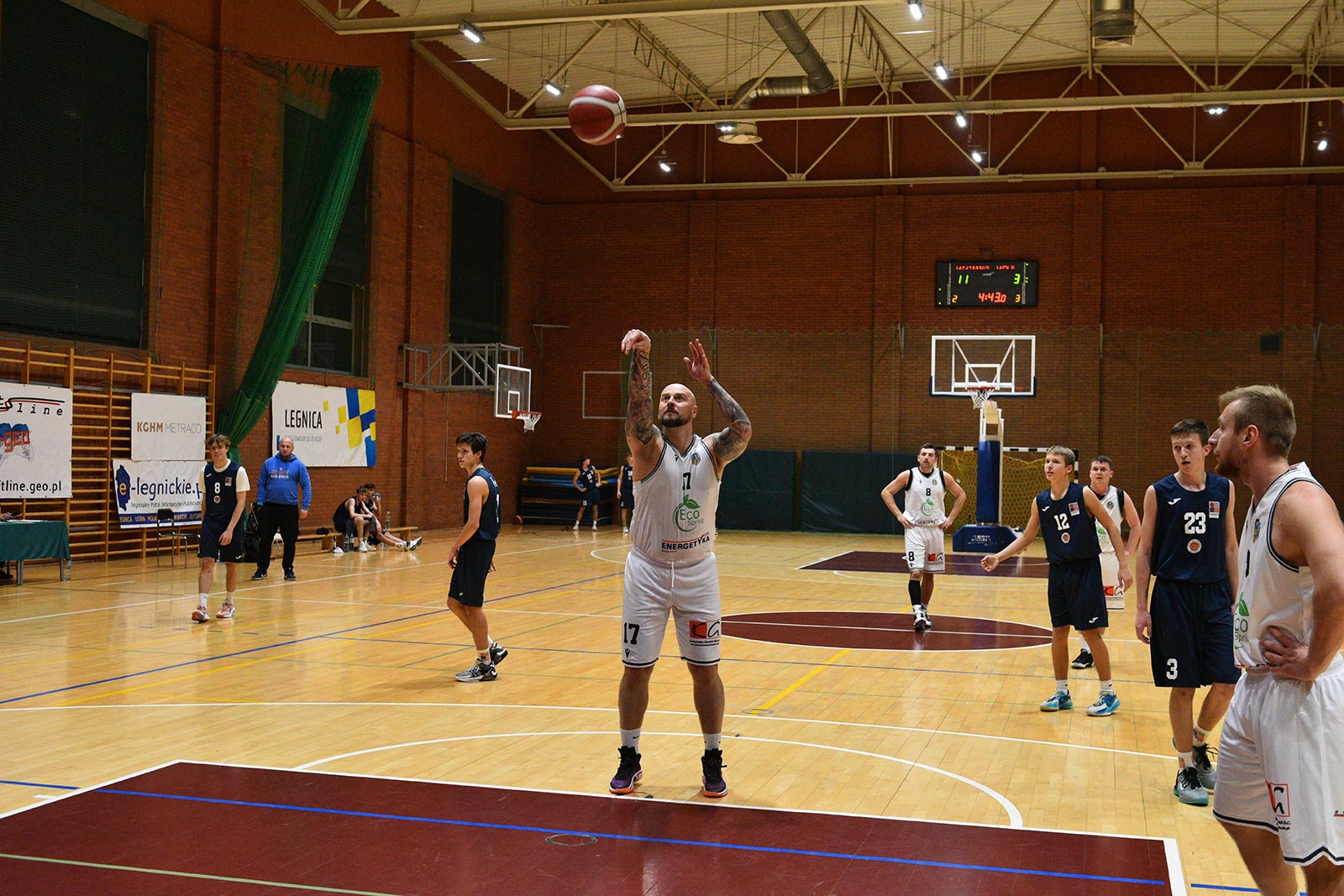 Basket Legnica rzuca ponad sto punktów i zwycięża