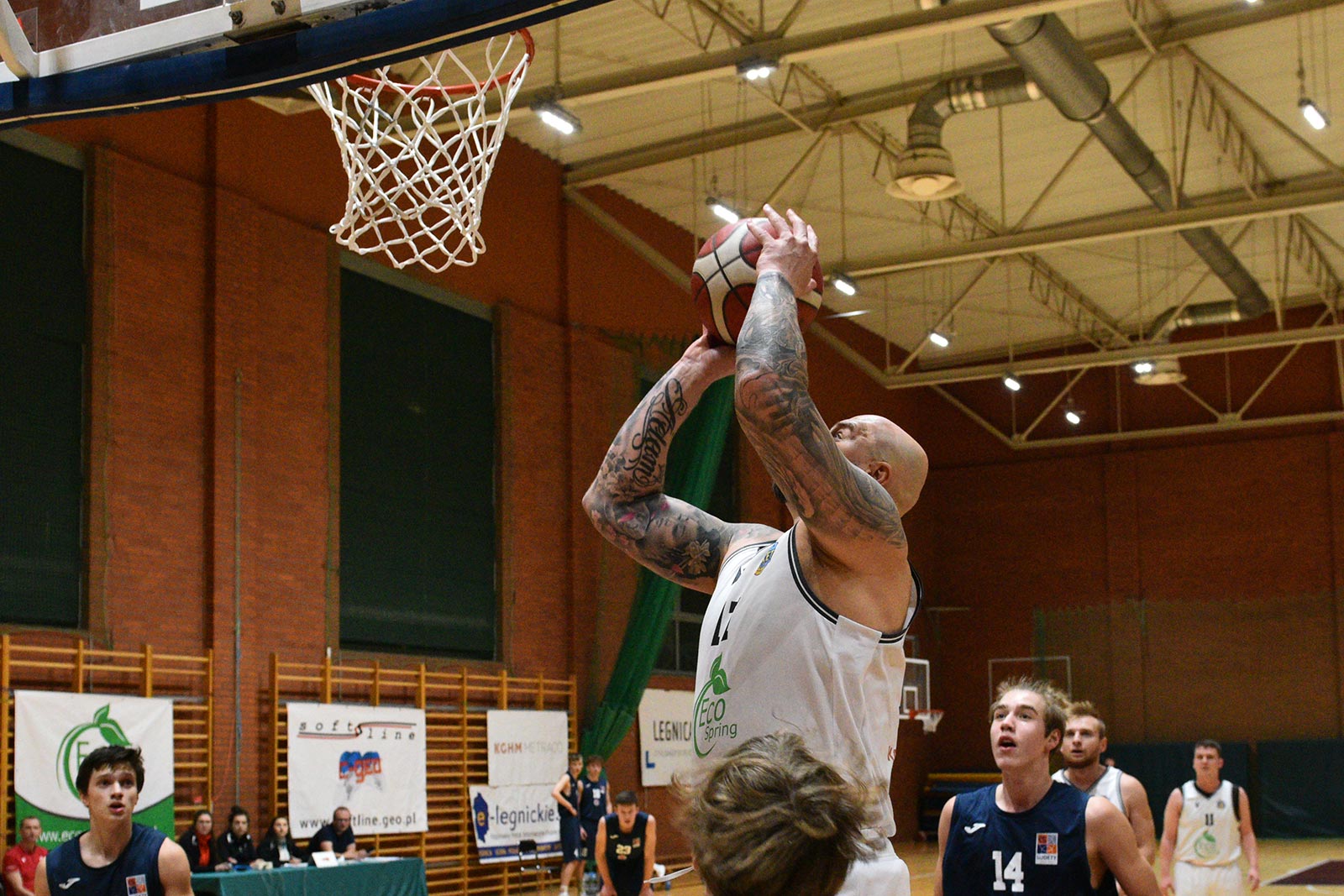 Basket Legnica rzuca ponad sto punktów i zwycięża