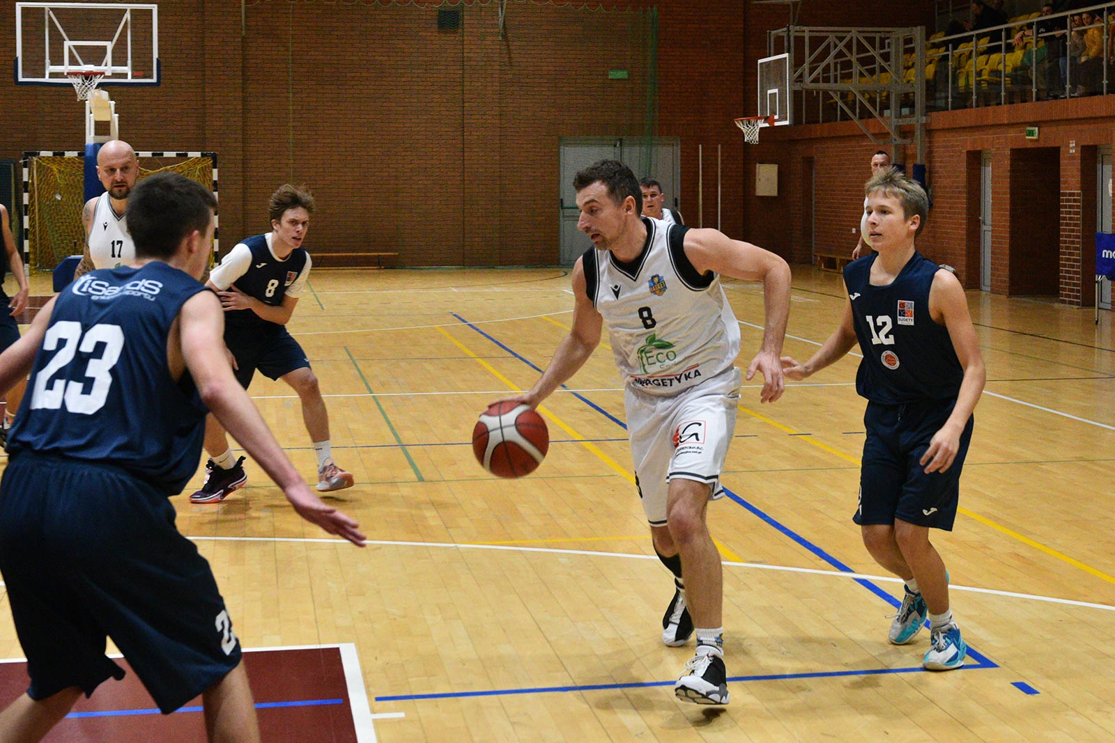 Basket Legnica rzuca ponad sto punktów i zwycięża