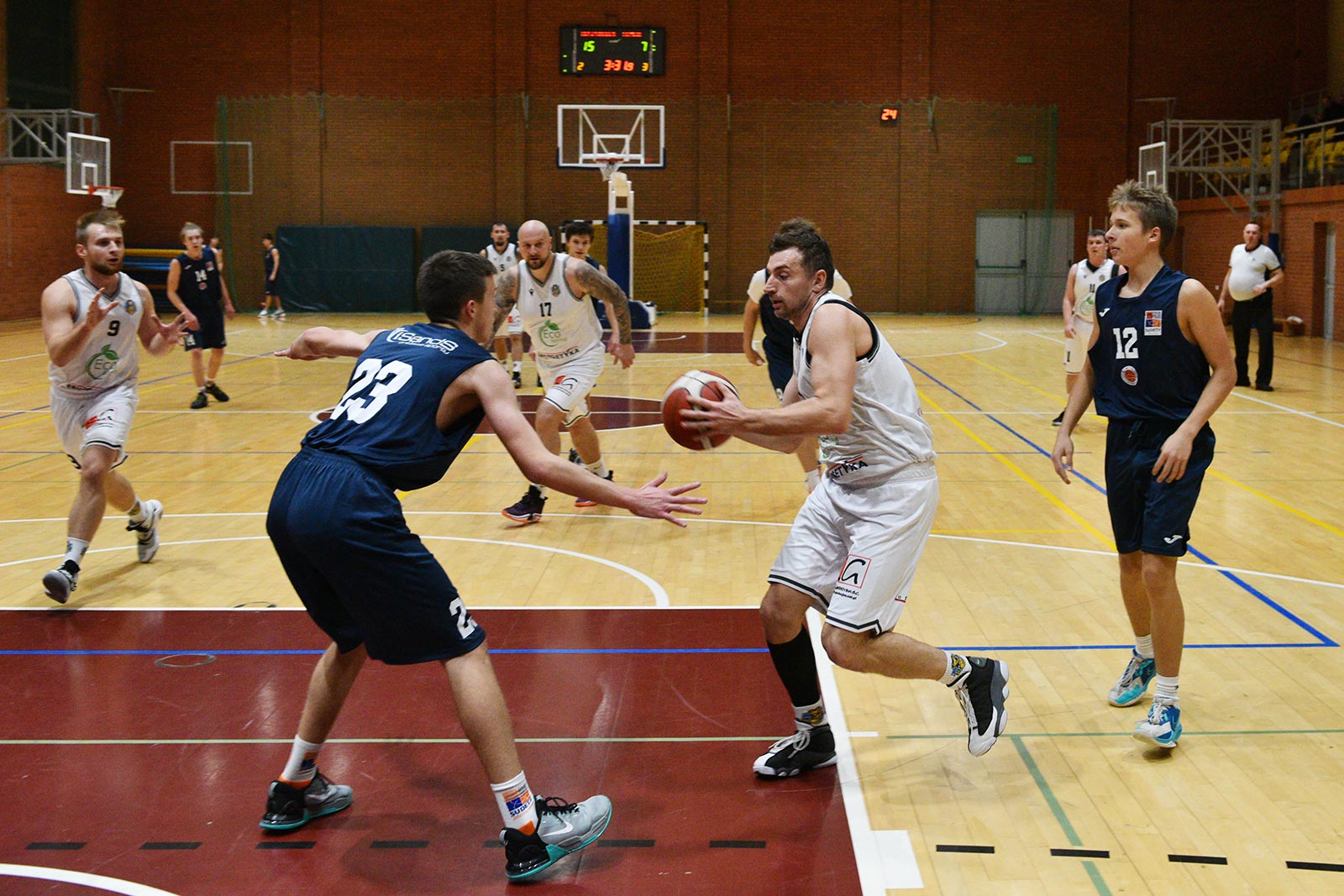 Basket Legnica rzuca ponad sto punktów i zwycięża