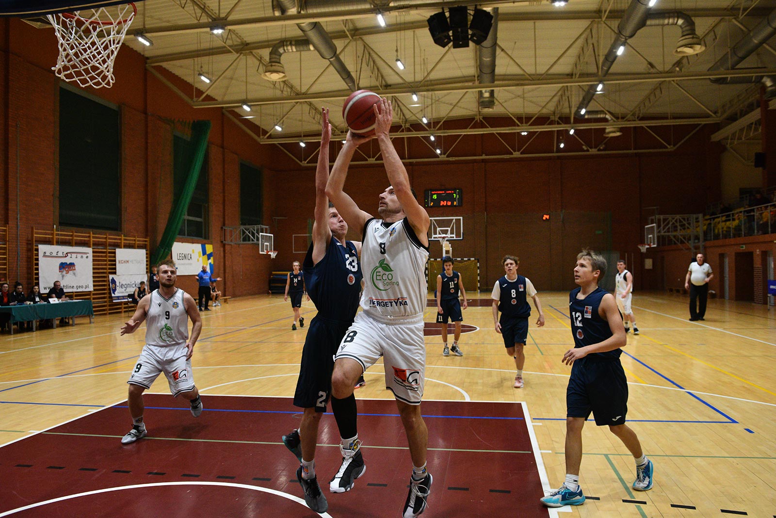 Basket Legnica rzuca ponad sto punktów i zwycięża