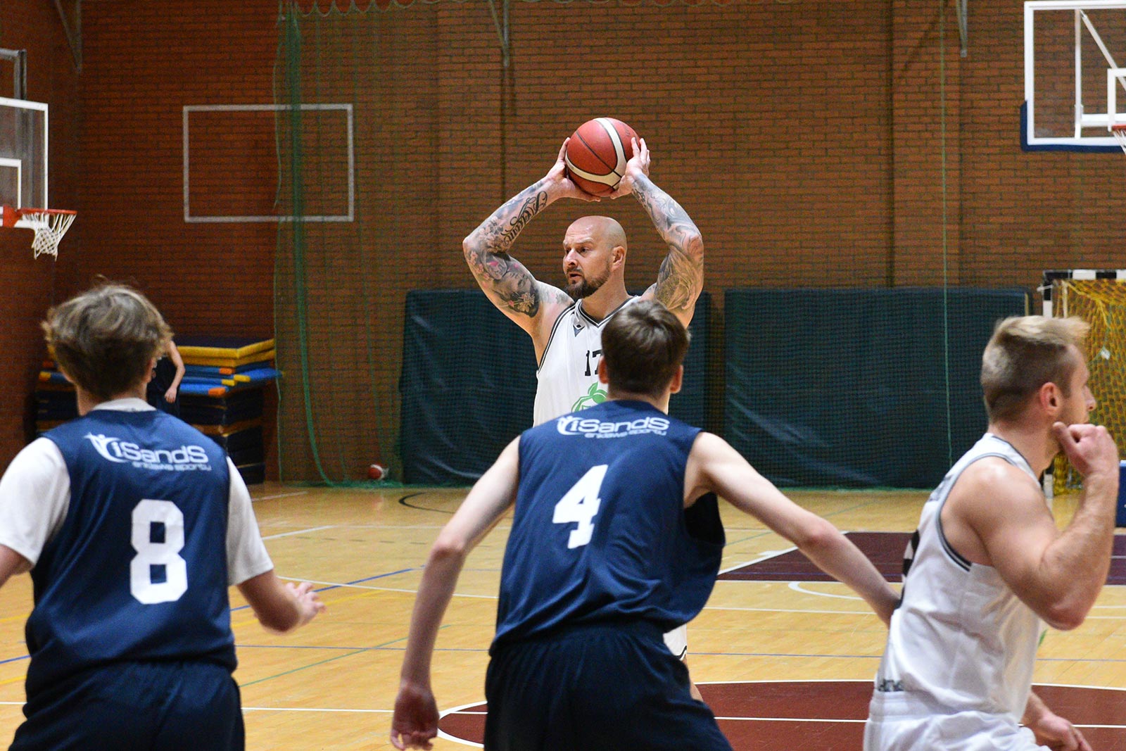 Basket Legnica rzuca ponad sto punktów i zwycięża