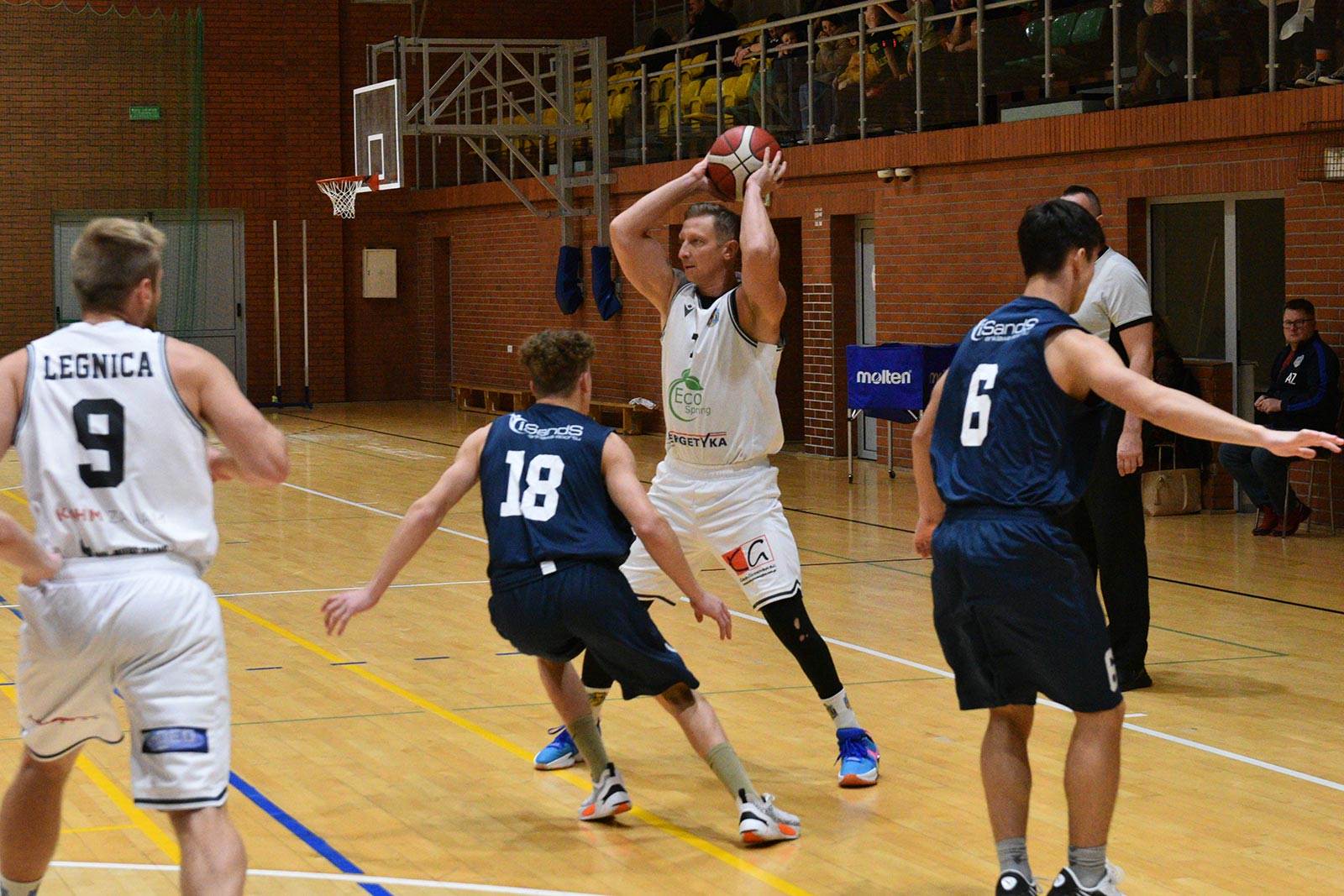 Basket Legnica rzuca ponad sto punktów i zwycięża