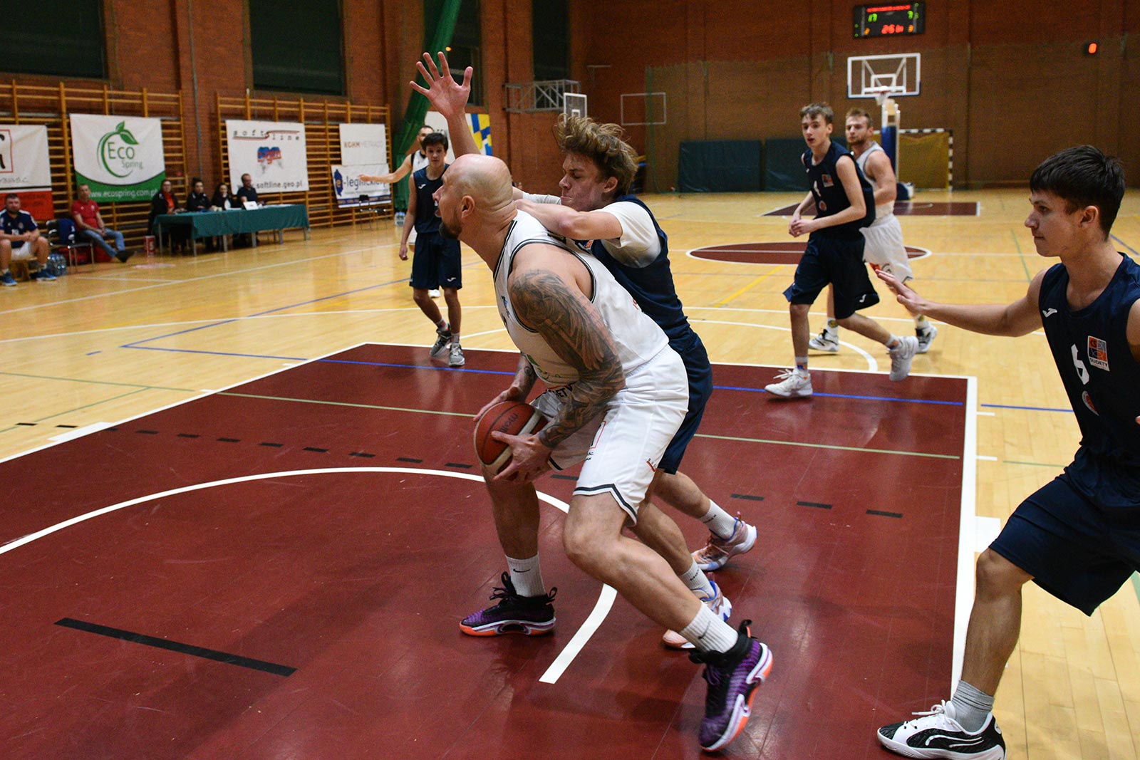 Basket Legnica rzuca ponad sto punktów i zwycięża