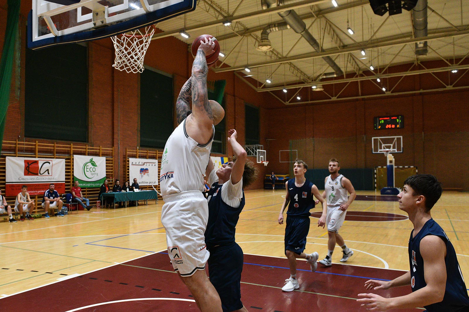 Basket Legnica rzuca ponad sto punktów i zwycięża