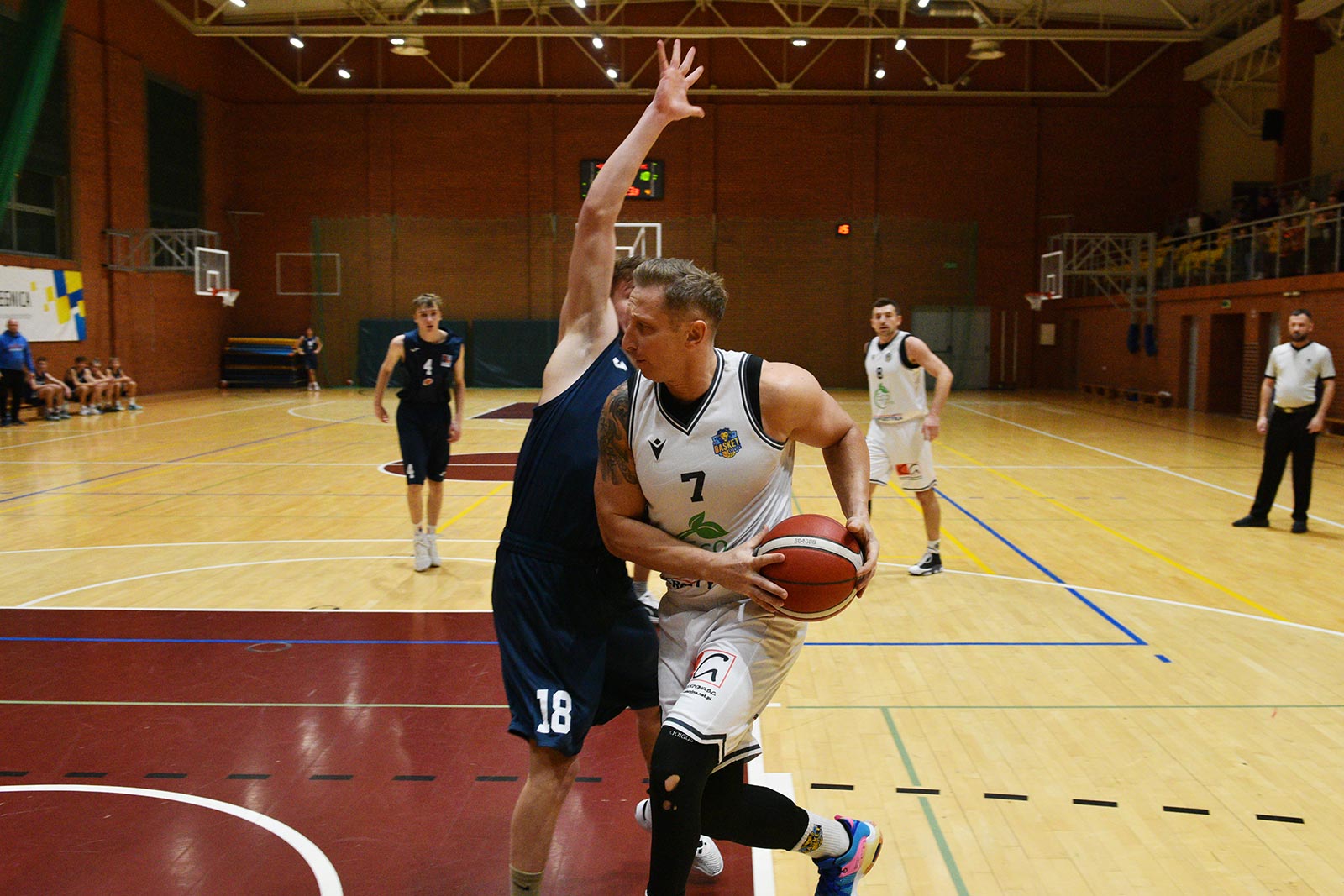 Basket Legnica rzuca ponad sto punktów i zwycięża