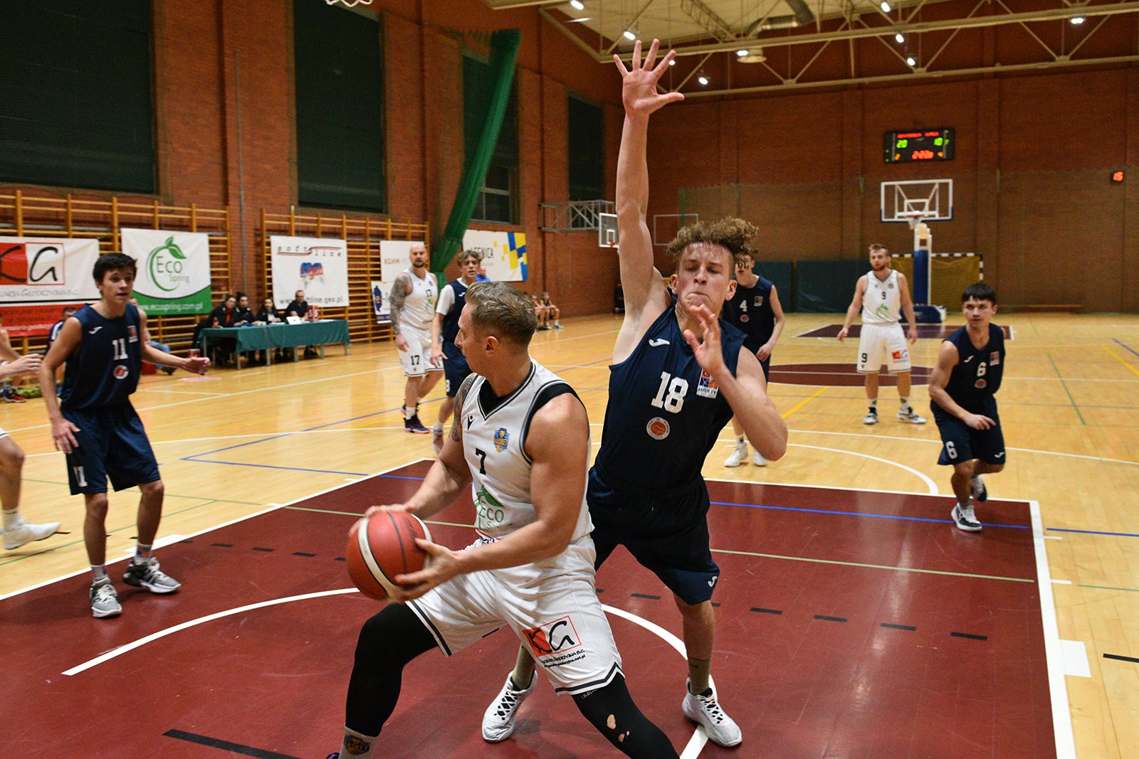 Basket Legnica rzuca ponad sto punktów i zwycięża