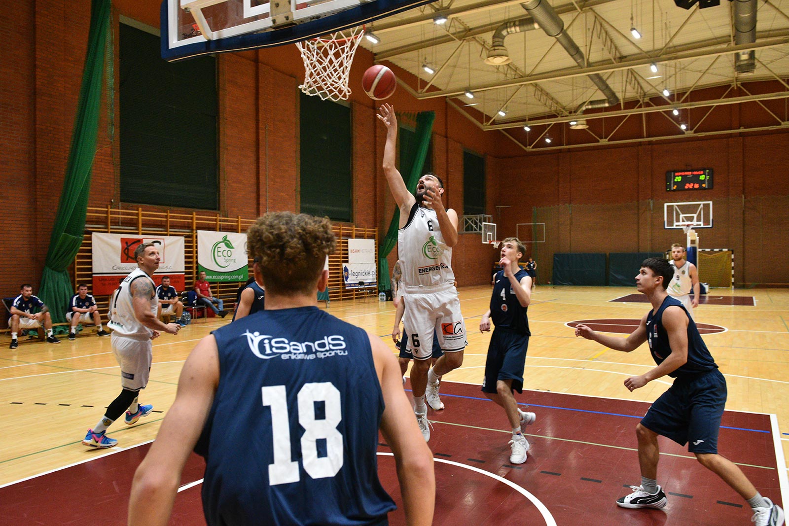 Basket Legnica rzuca ponad sto punktów i zwycięża