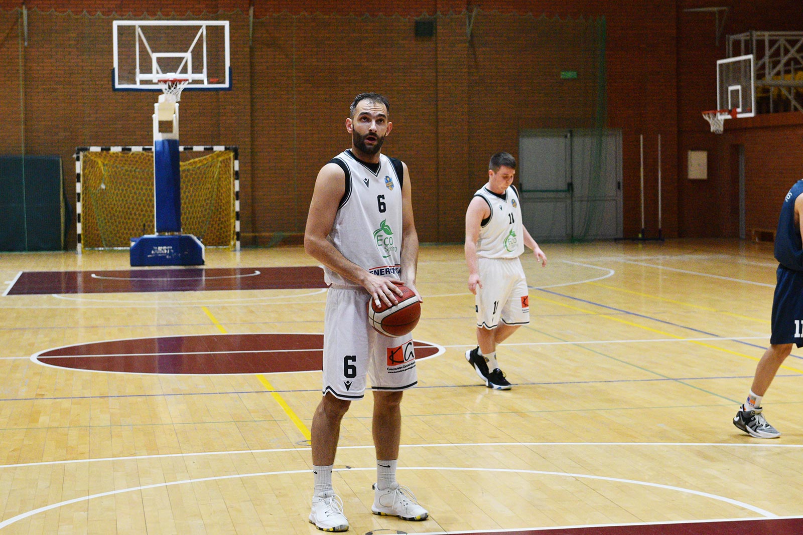 Basket Legnica rzuca ponad sto punktów i zwycięża