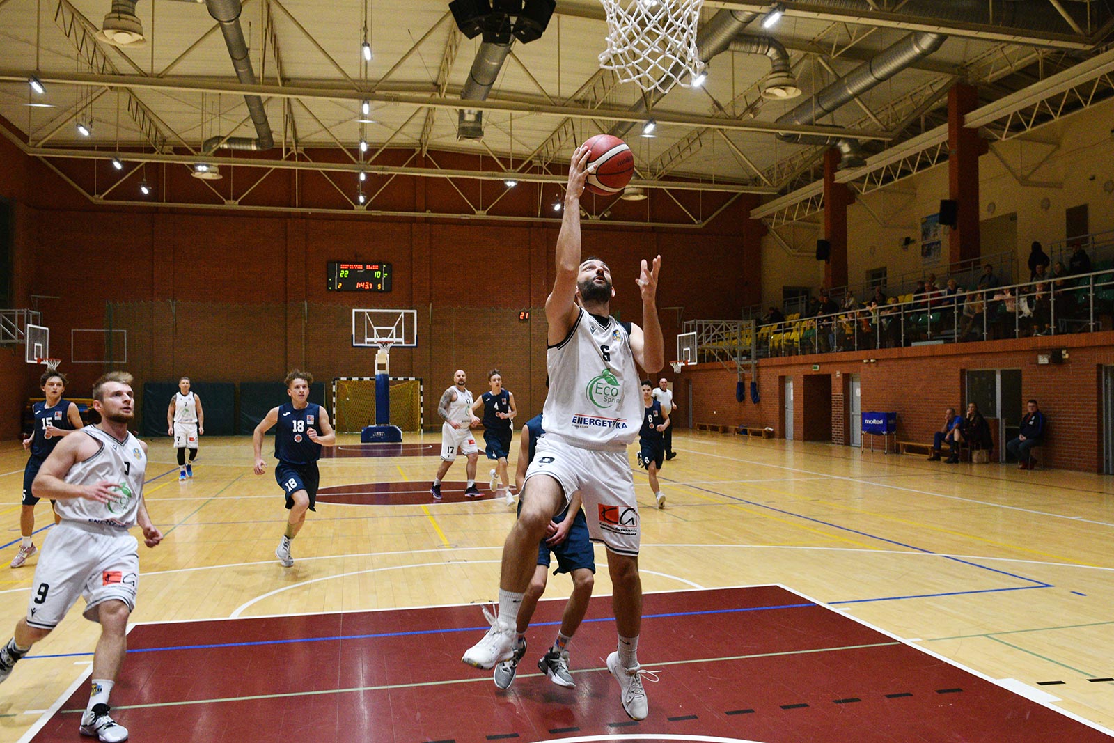 Basket Legnica rzuca ponad sto punktów i zwycięża