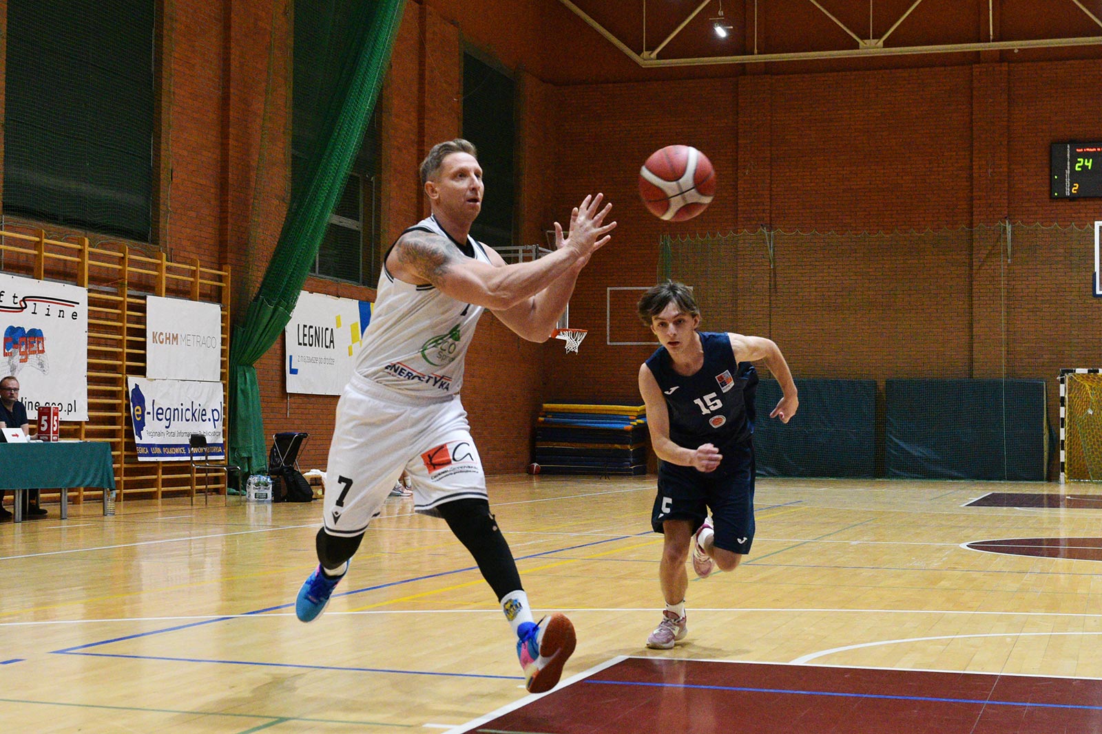 Basket Legnica rzuca ponad sto punktów i zwycięża