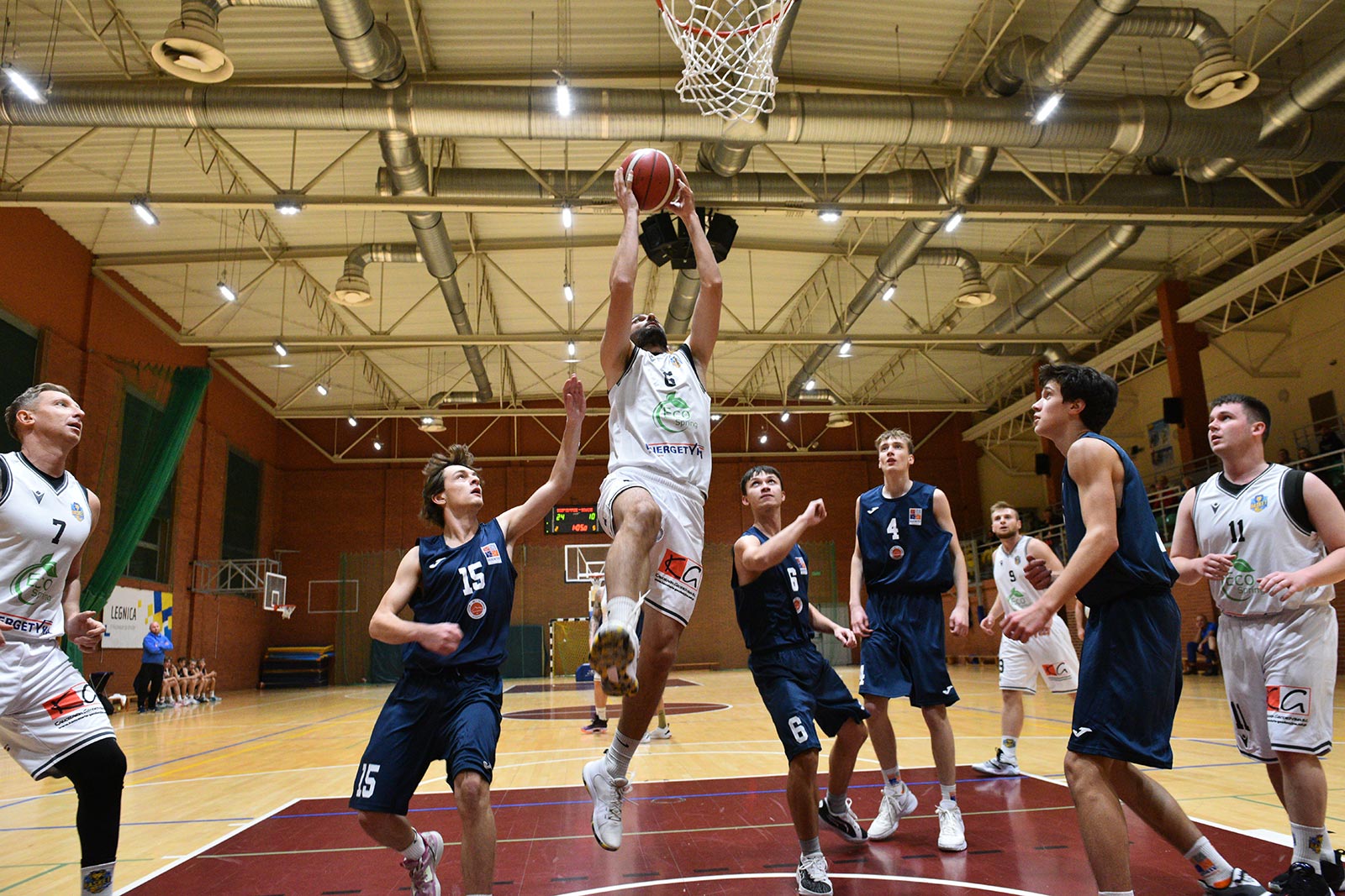 Basket Legnica rzuca ponad sto punktów i zwycięża
