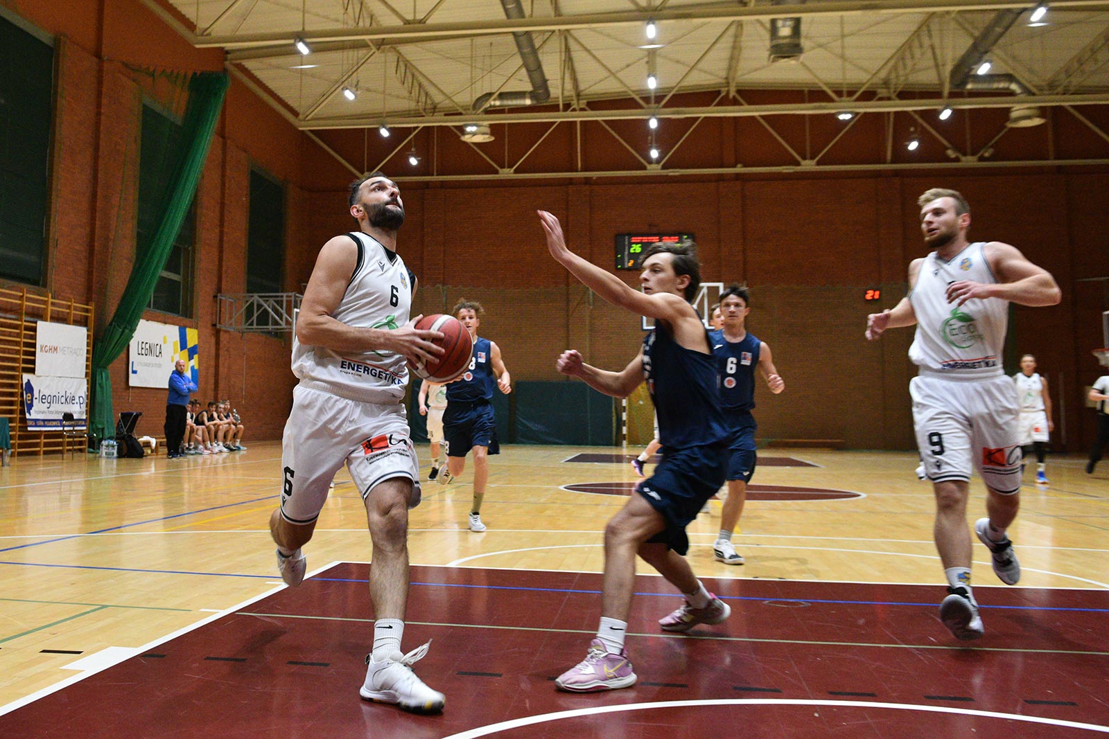 Basket Legnica rzuca ponad sto punktów i zwycięża