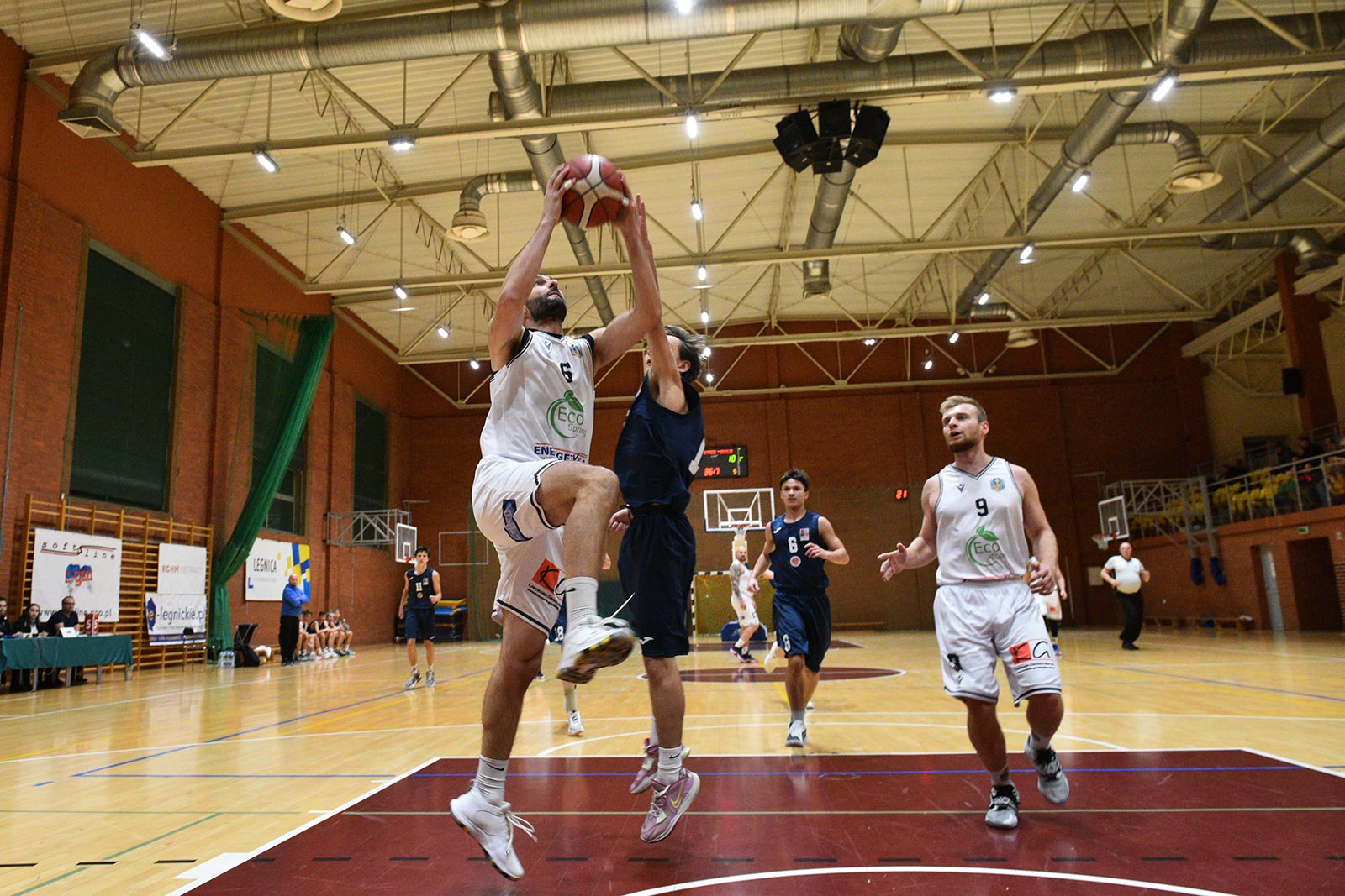 Basket Legnica rzuca ponad sto punktów i zwycięża