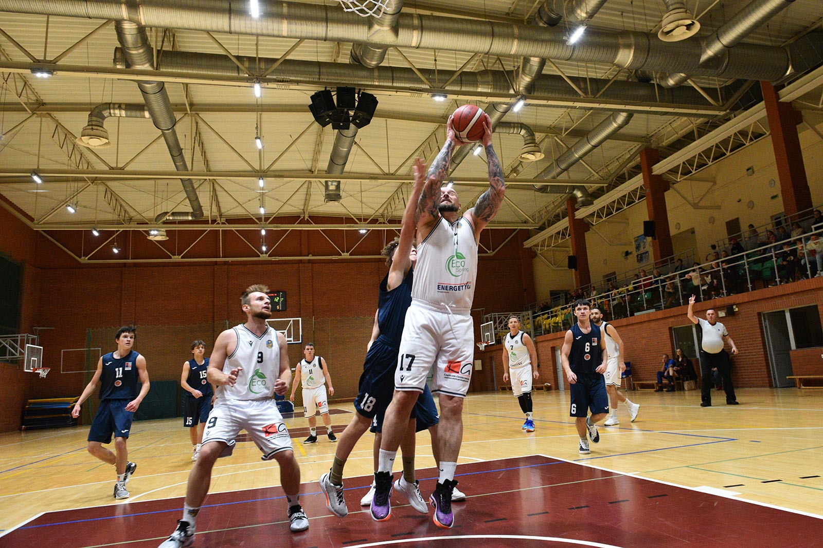 Basket Legnica rzuca ponad sto punktów i zwycięża