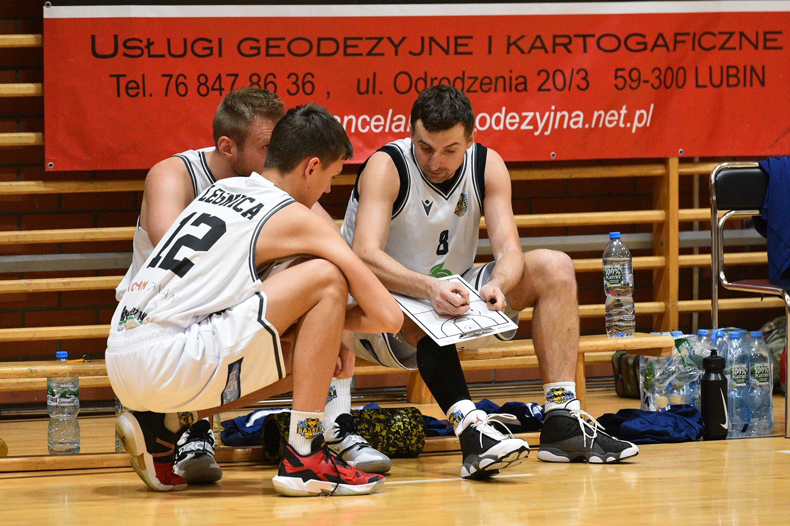 Basket Legnica rzuca ponad sto punktów i zwycięża