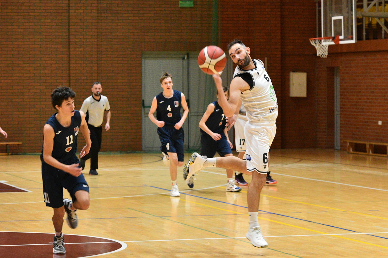 Basket Legnica rzuca ponad sto punktów i zwycięża