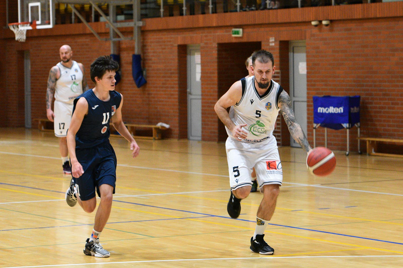 Basket Legnica rzuca ponad sto punktów i zwycięża