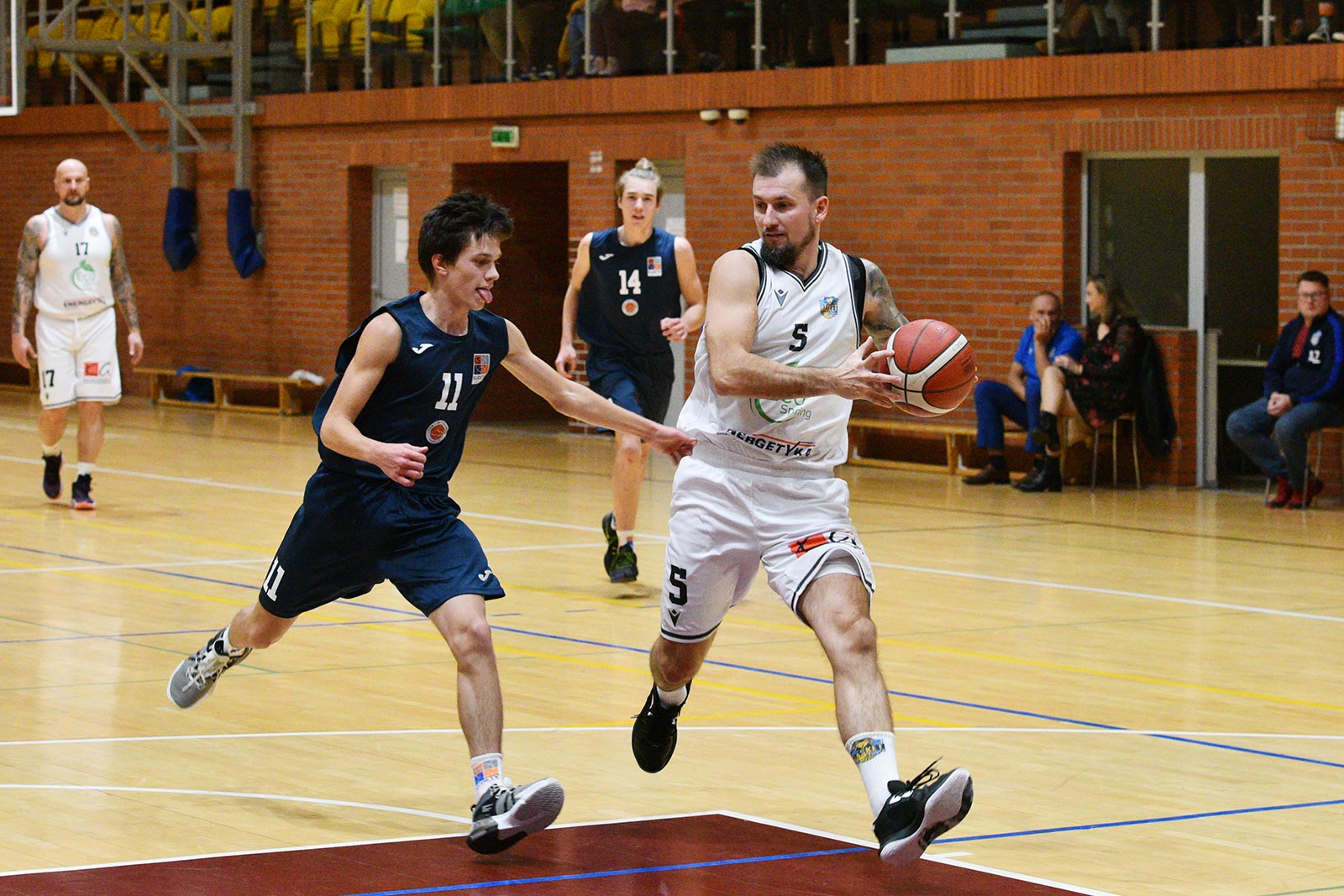 Basket Legnica rzuca ponad sto punktów i zwycięża