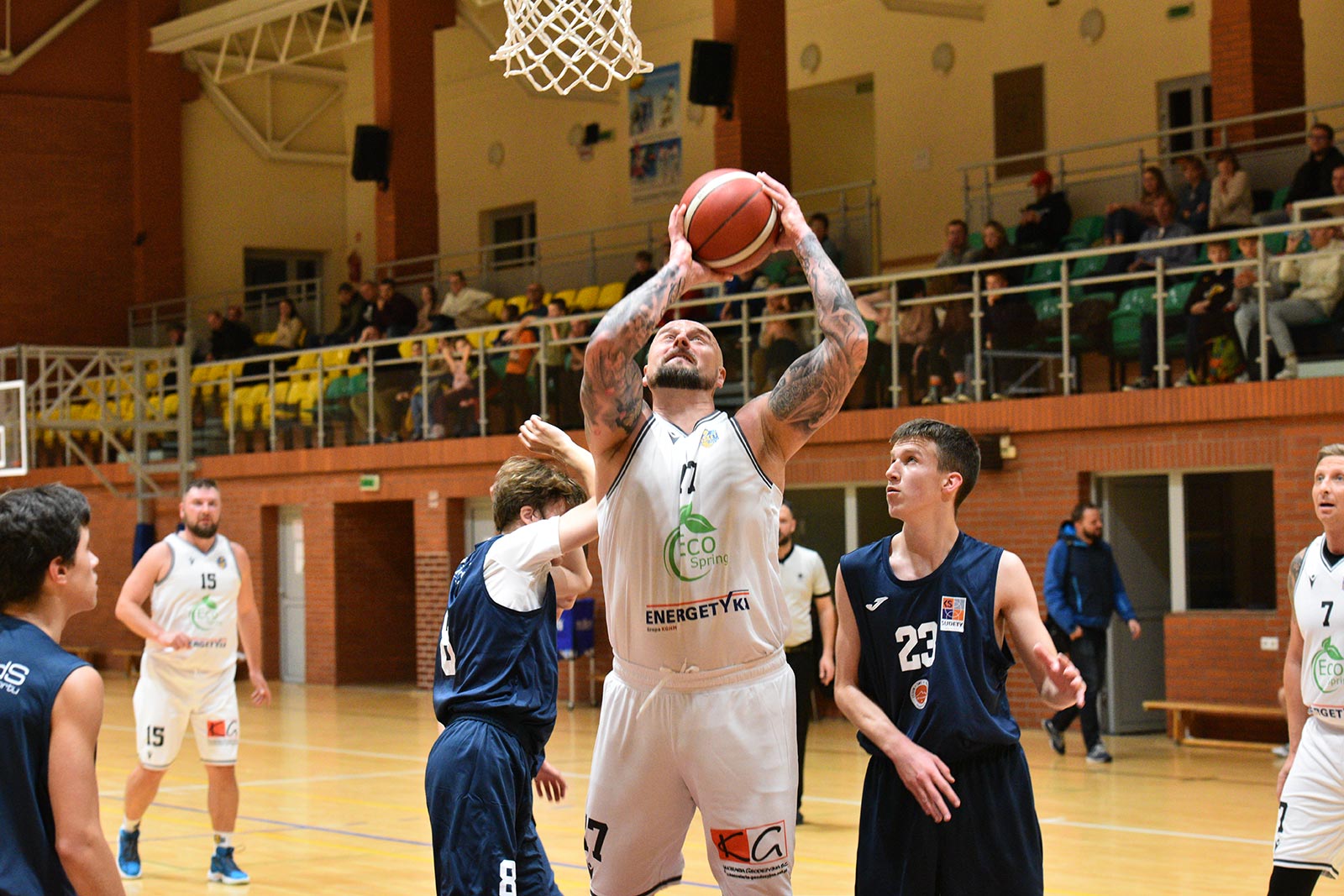 Basket Legnica rzuca ponad sto punktów i zwycięża