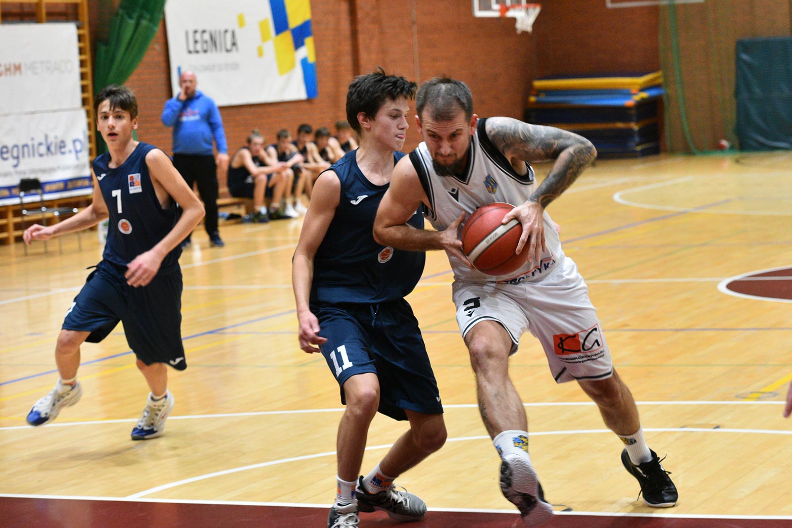 Basket Legnica rzuca ponad sto punktów i zwycięża