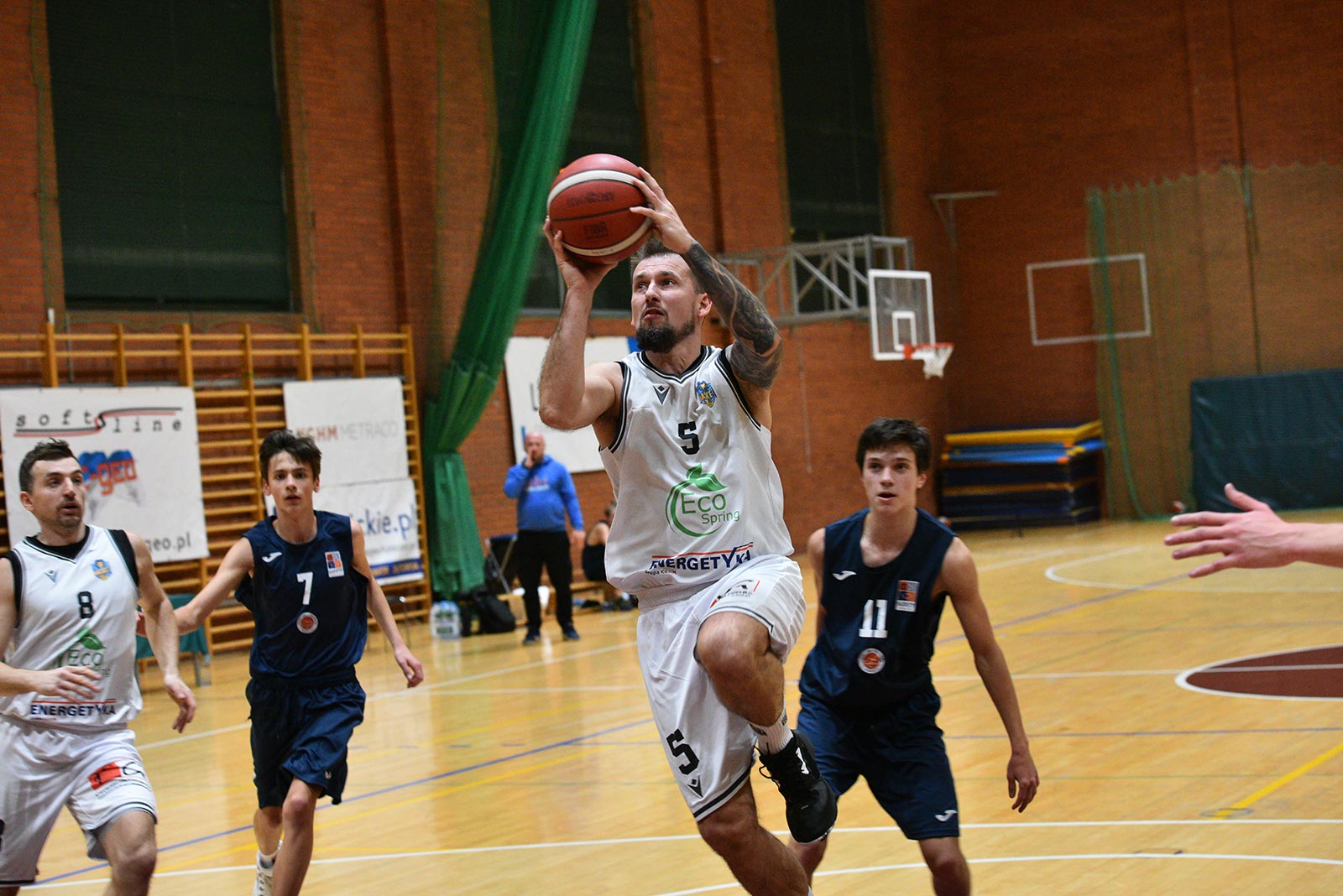 Basket Legnica rzuca ponad sto punktów i zwycięża