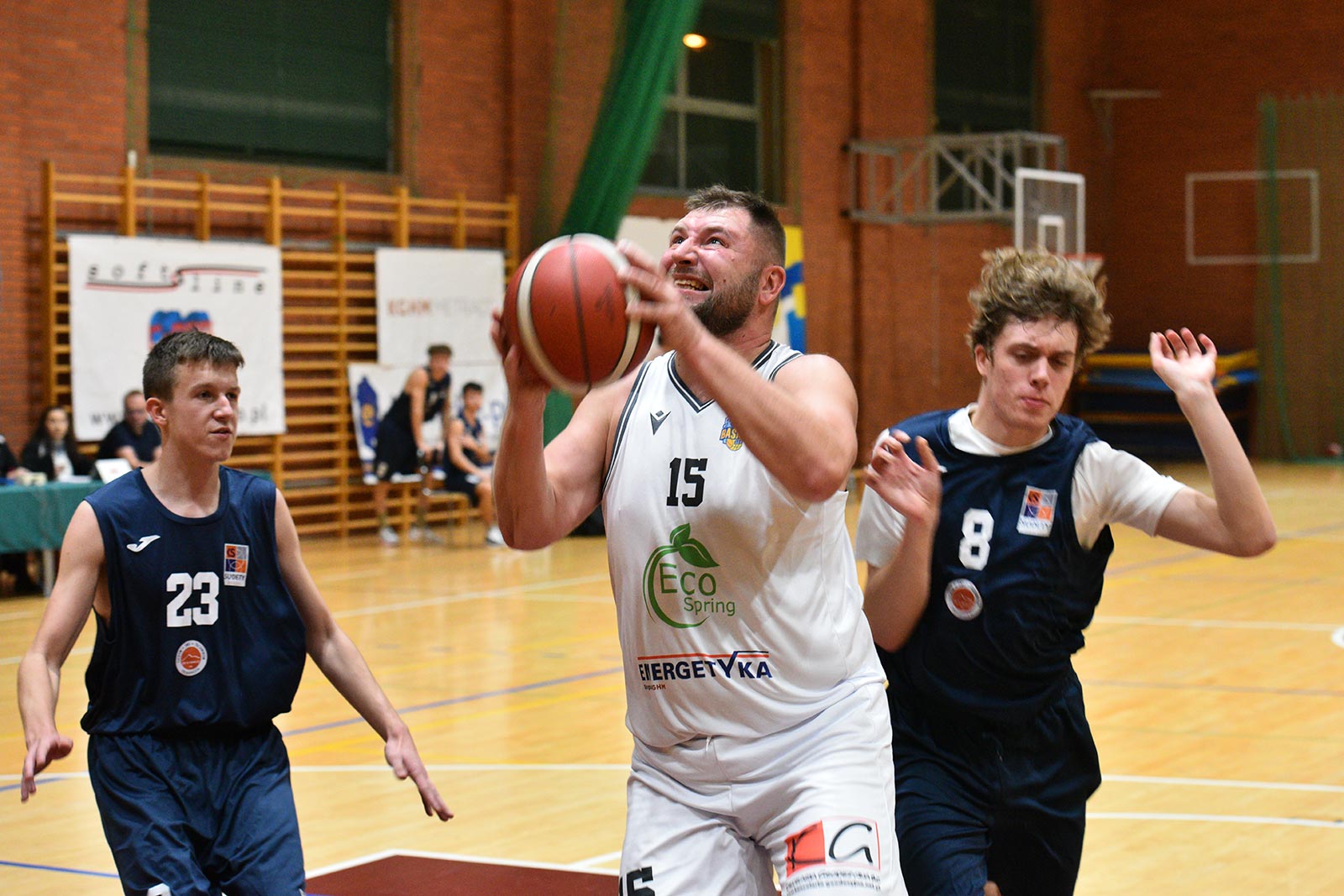 Basket Legnica rzuca ponad sto punktów i zwycięża