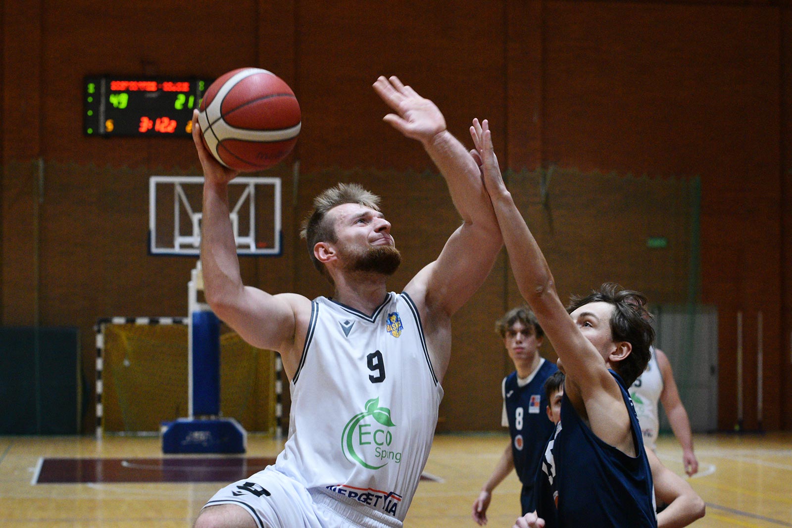 Basket Legnica rzuca ponad sto punktów i zwycięża
