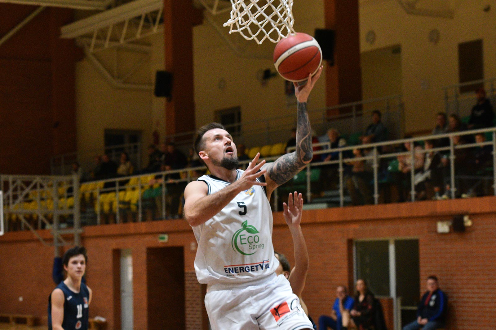 Basket Legnica rzuca ponad sto punktów i zwycięża