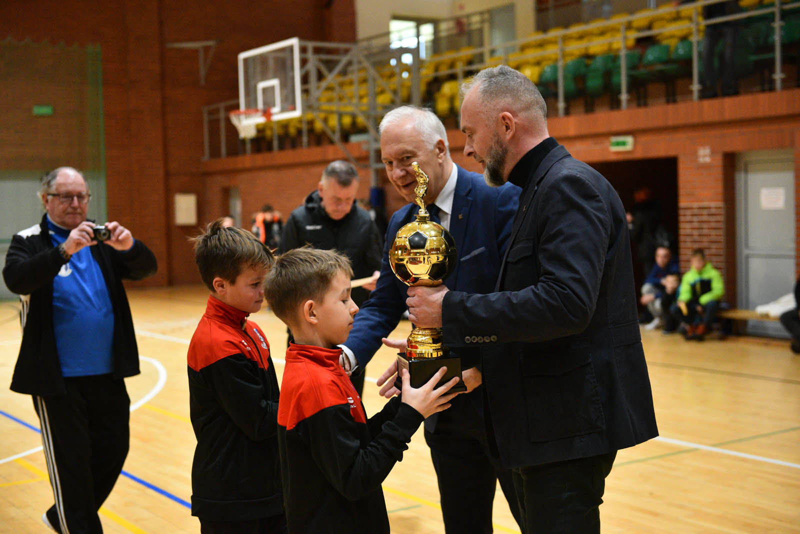 Miedź Legnica triumfuje w tegorocznym Turnieju Mikołajkowym