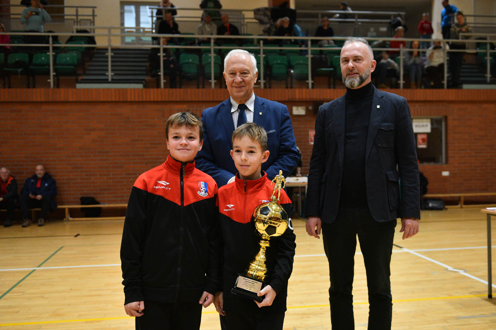 Miedź Legnica triumfuje w tegorocznym Turnieju Mikołajkowym