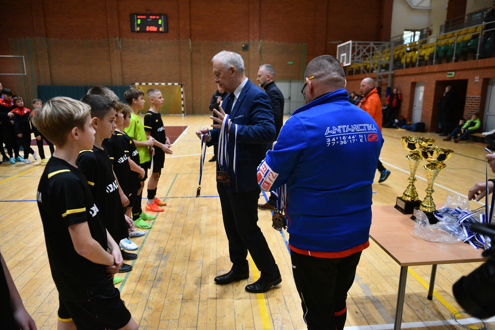 Miedź Legnica triumfuje w tegorocznym Turnieju Mikołajkowym