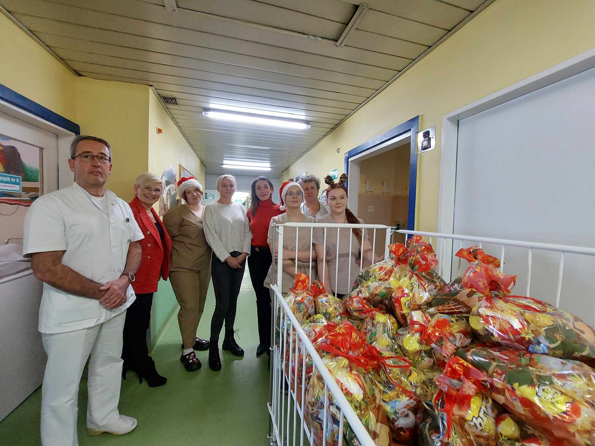 Święty Mikołaj obdarował dzieci na chirurgii i pediatrii