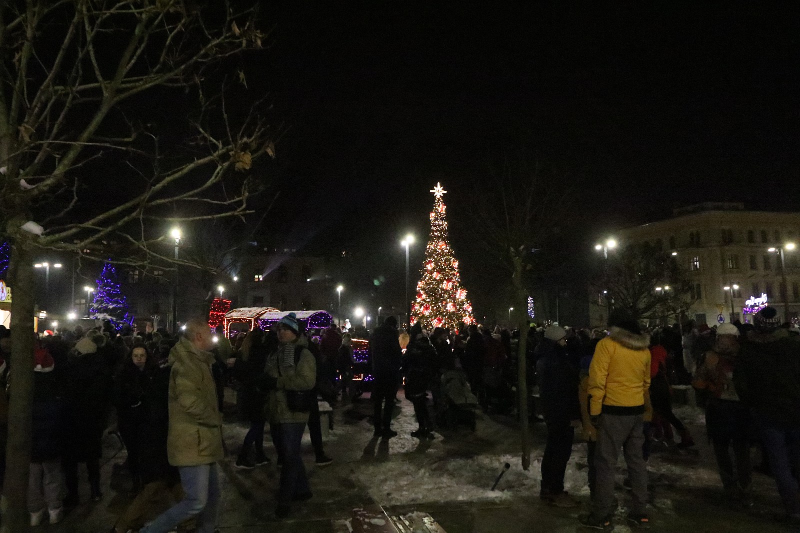 Rozbłysły iluminacje, a to znak, że święta coraz bliżej
