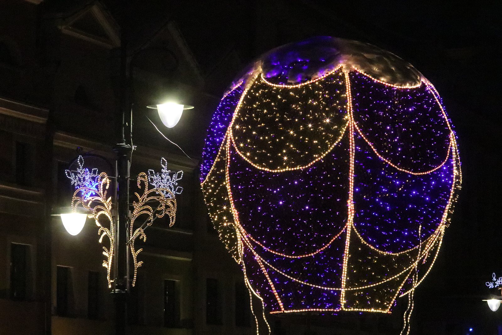 Rozbłysły iluminacje, a to znak, że święta coraz bliżej
