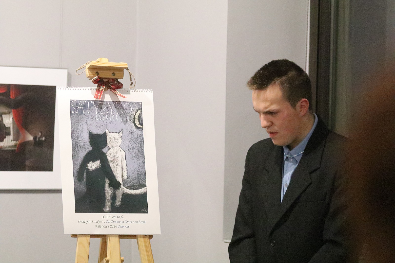 Kalendarz Satyrykonu na 2024 rok trafił do rąk legniczan