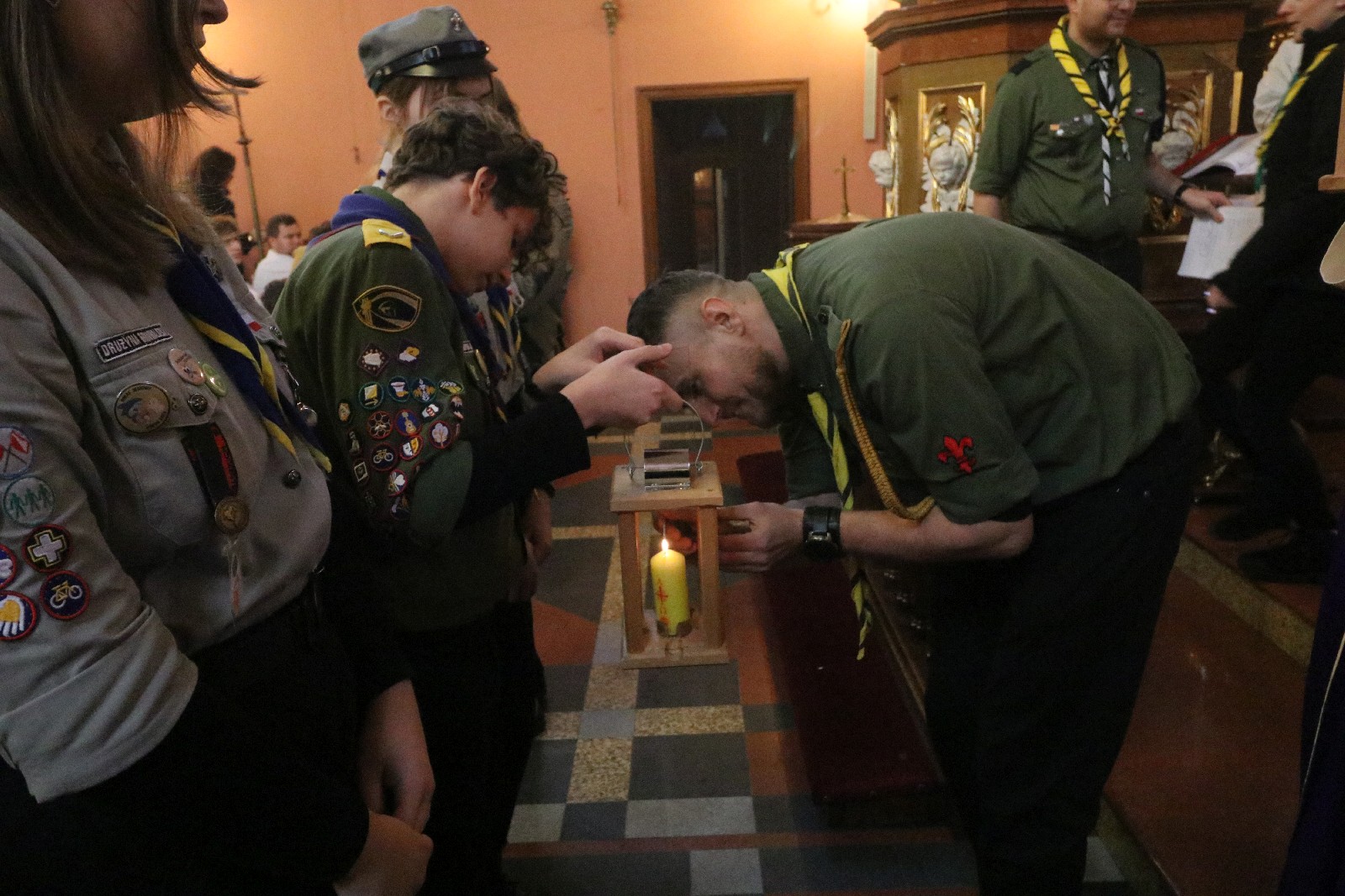 Przekazanie dolnośląskim harcerzom Betlejemskiego Światła Pokoju