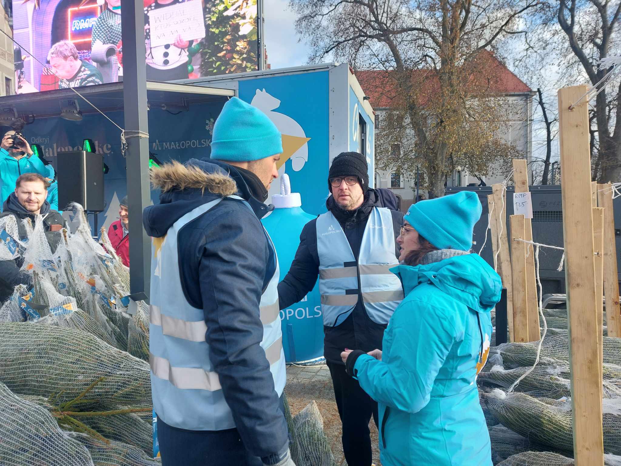 Żółto-niebieski konwój z choinkami po raz drugi w Legnicy