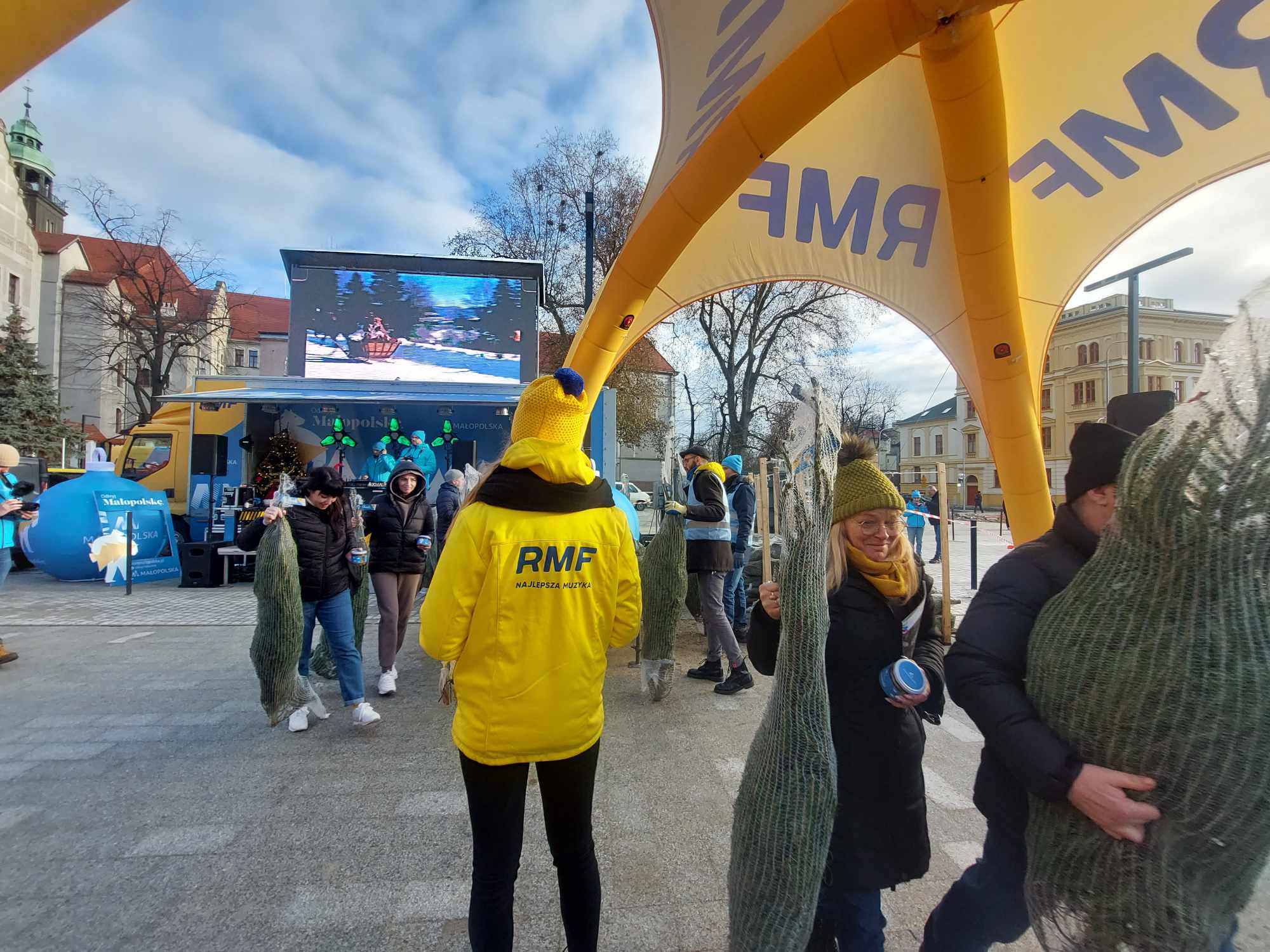 Żółto-niebieski konwój z choinkami po raz drugi w Legnicy